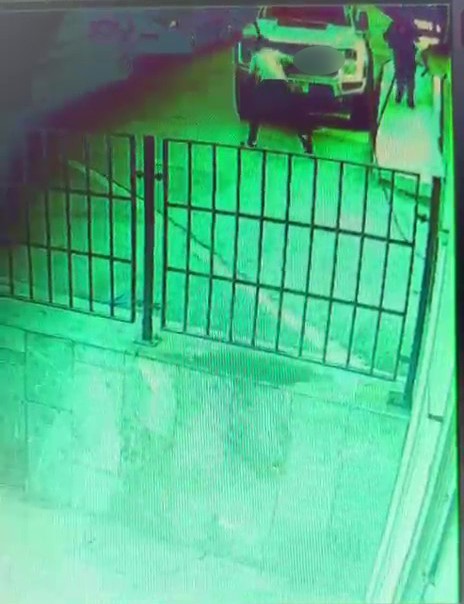 kaskli saldirgan kovaladigi sahsi bacagindan vurup kacti 1