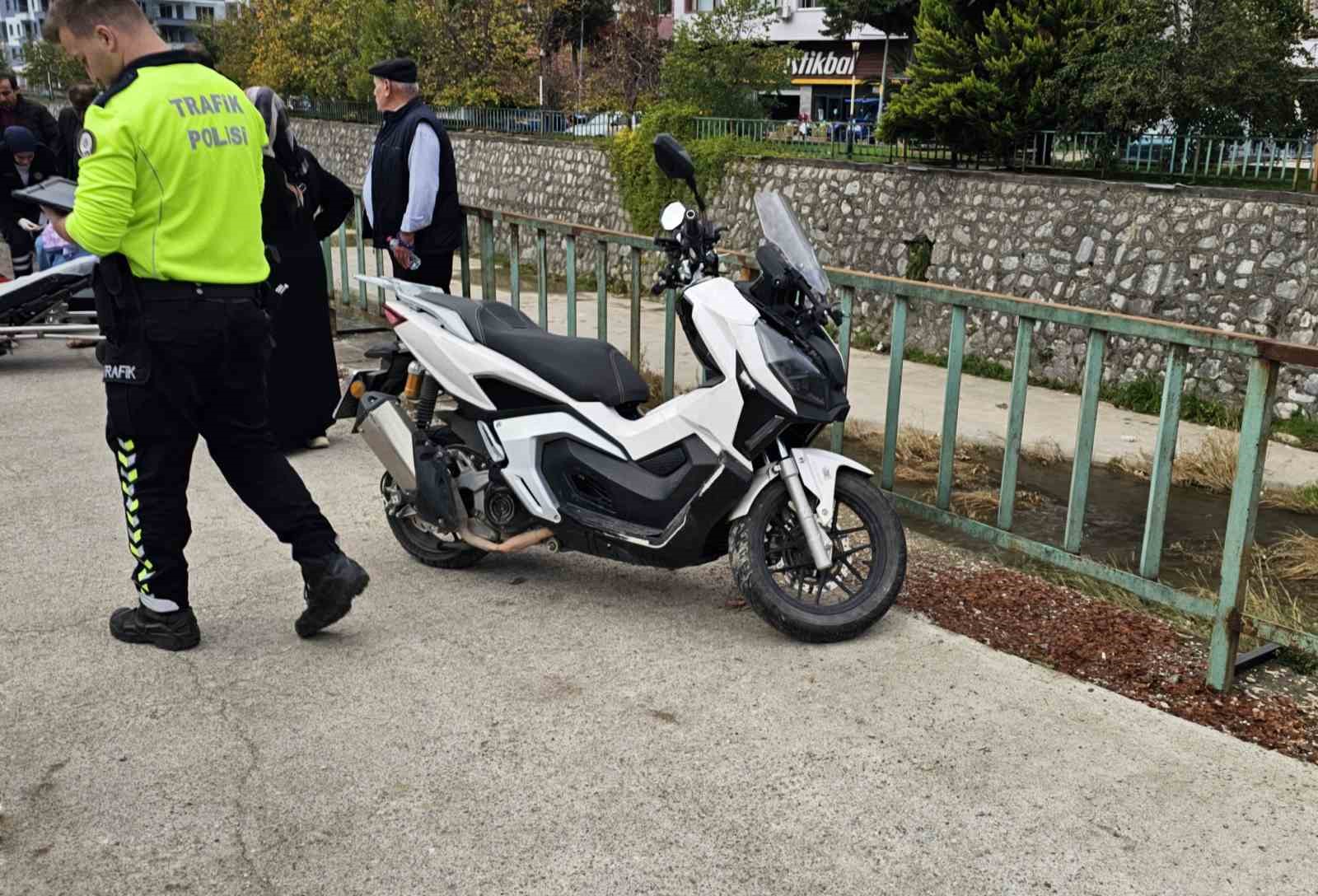 kasksiz motosiklet surucusu kazada yaralandi 2 Uc8YgjK9