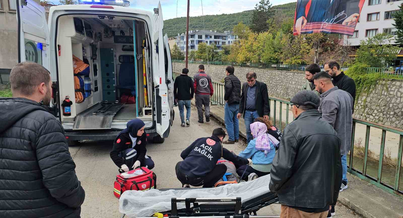 kasksiz motosiklet surucusu kazada yaralandi 3 HIjsq8Aq