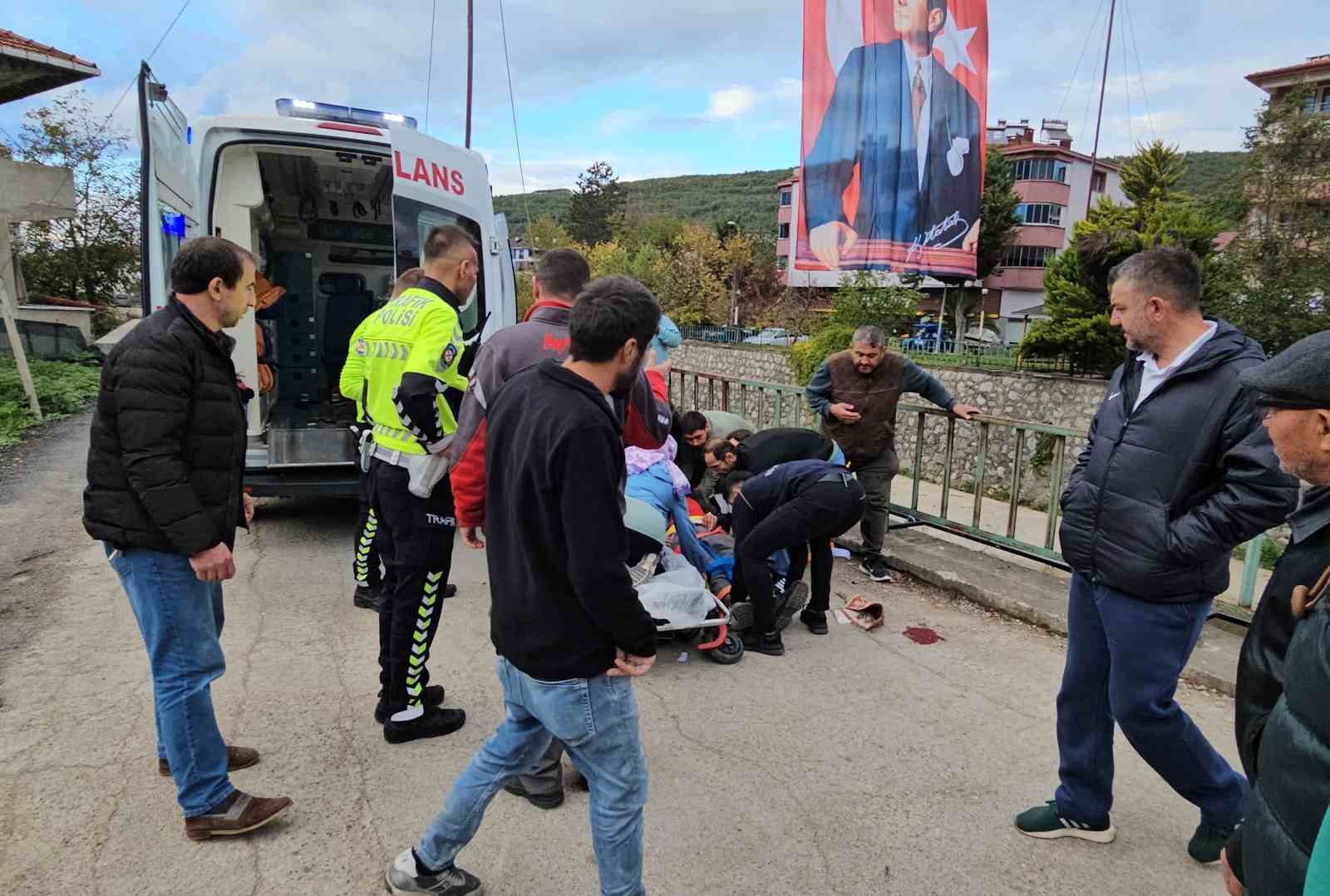 kasksiz motosiklet surucusu kazada yaralandi 4 U6YWrbMr