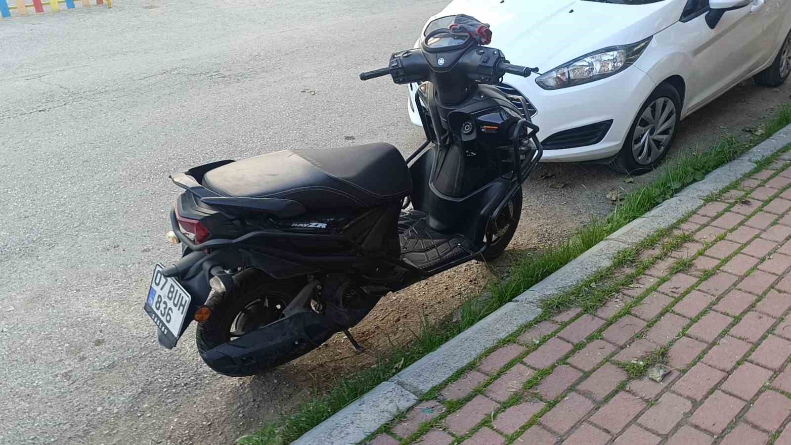 kasksiz yolcu kafasini kaldirima carpmaktan kil payi kurtuldu 2 FAnqti71