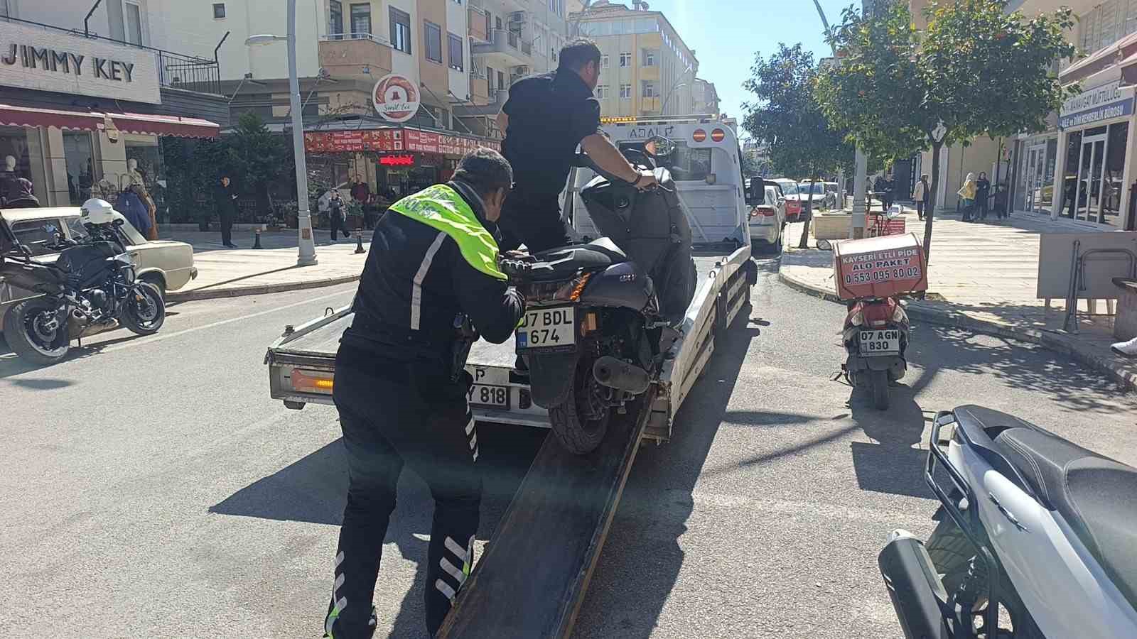 Kasktan ceza yememek için plakasını kapattı, yediği cezayı görünce hayatının pişmanlığını yaşadı 5 kasktan ceza yememek icin plakasini kapatti yedigi cezayi gorunce hayatinin pismanligini yasadi 1 PVhDB2Nd