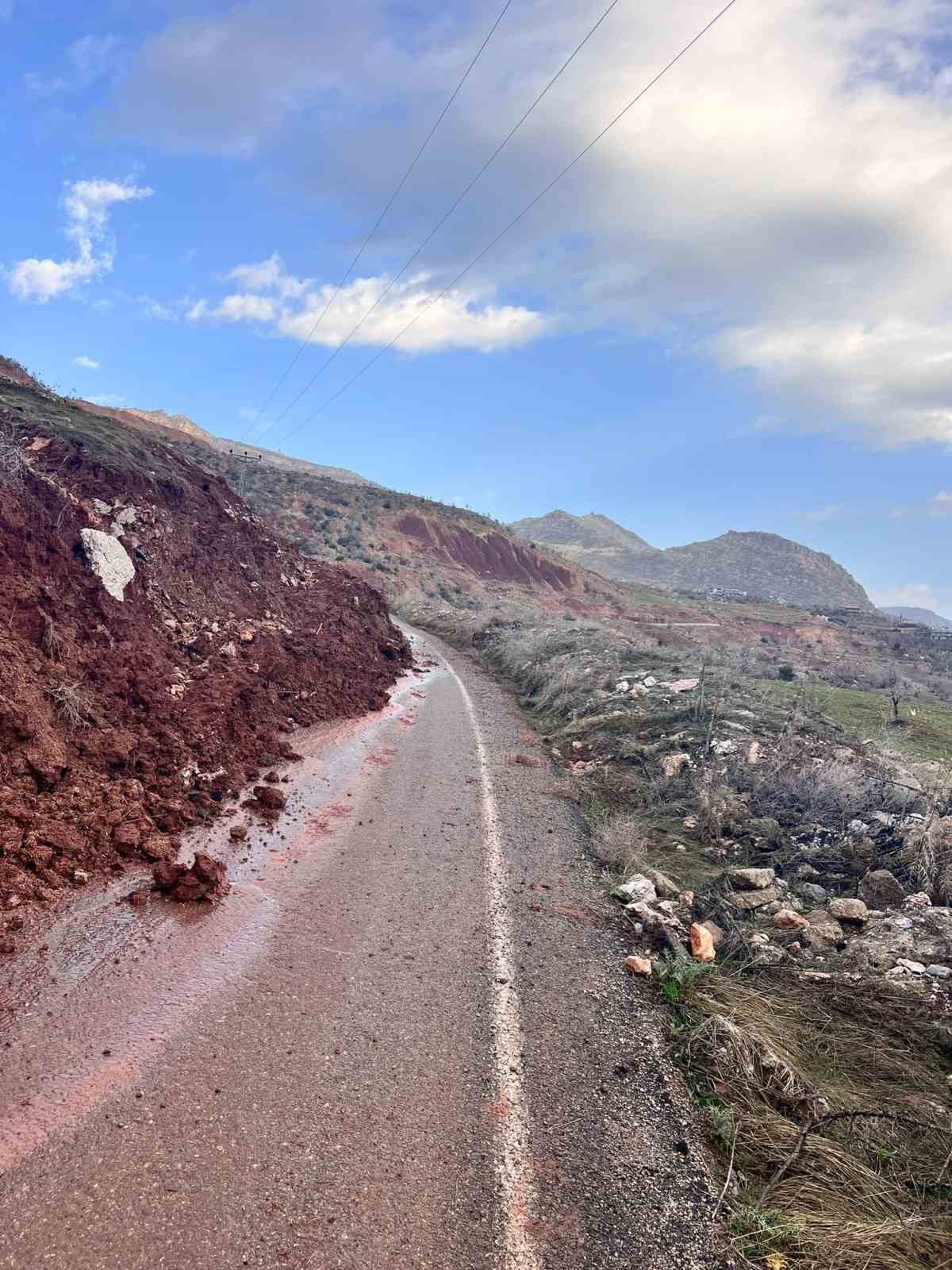 kasrikte heyelan alarmi koy yolu coktu ulasim durdu 1 GN1I3FAT