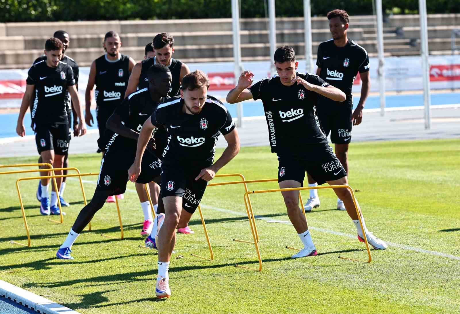 kassoum ouattara besiktas formasiyla ilk antrenmanina cikti 1 TVaFnGAJ