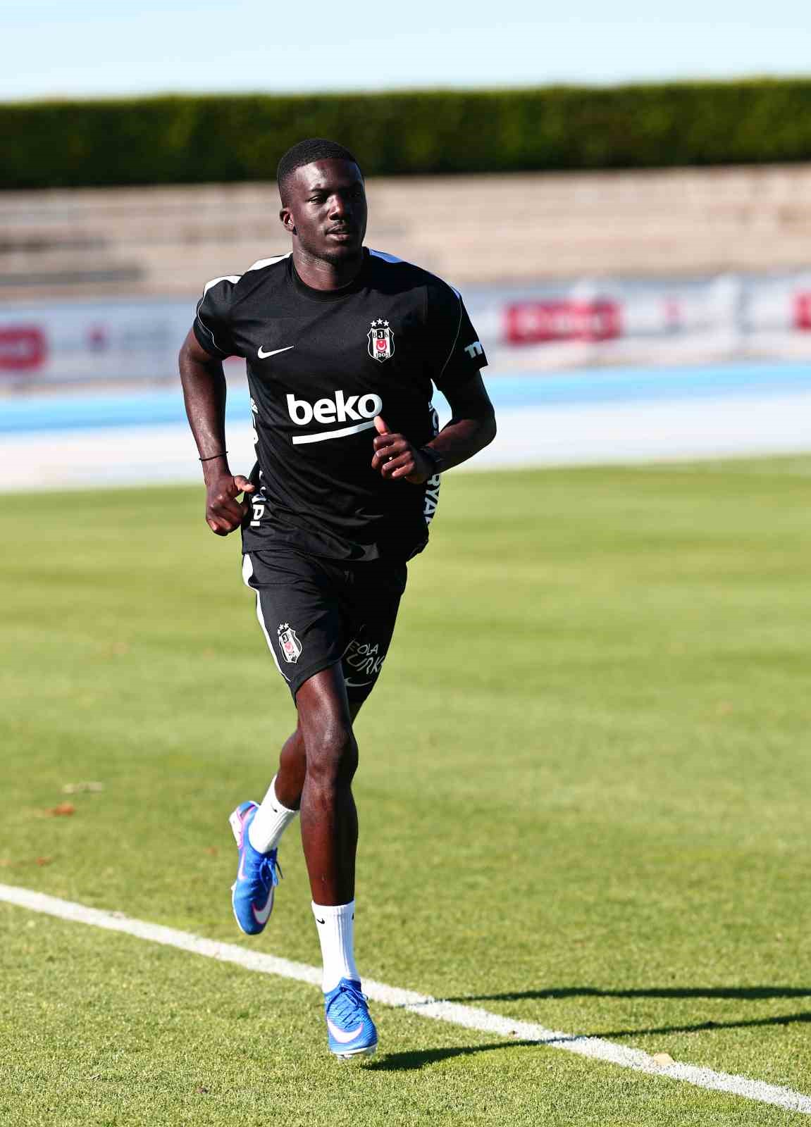 kassoum ouattara besiktas formasiyla ilk antrenmanina cikti 7 ZEL9MBpD