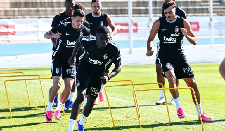 kassoum-ouattara-besiktas-formasiyla-ilk-antrenmanina-cikti-XYUYgzKr.jpg