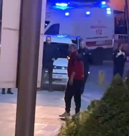 kastamonu belediyesi onunde isten cikartilan sahis eylem yapip kendine zarar verdi 1 HCygCkjs
