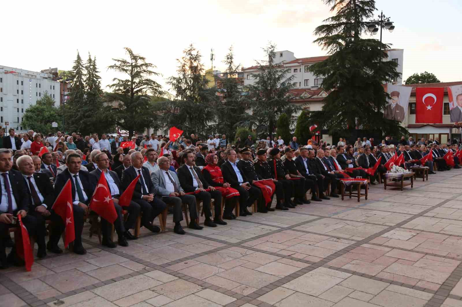 Kastamonu’da 15 Temmuz şehitleri dualarla anıldı: Okunan selalar duygusal anlar yaşattı 5 kastamonuda 15 temmuz sehitleri dualarla anildi okunan selalar duygusal anlar yasatti 1