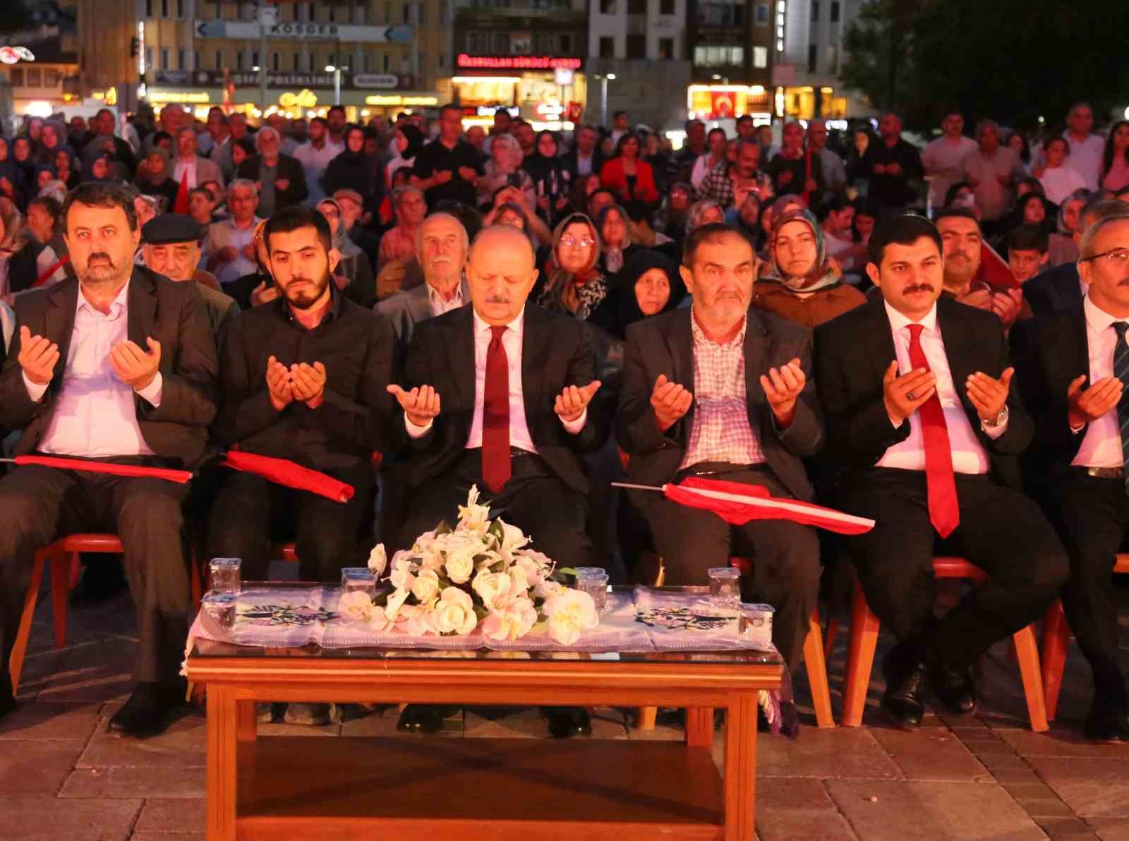 Kastamonu’da 15 Temmuz şehitleri dualarla anıldı: Okunan selalar duygusal anlar yaşattı 6 kastamonuda 15 temmuz sehitleri dualarla anildi okunan selalar duygusal anlar yasatti 2 Vvse1Hfd