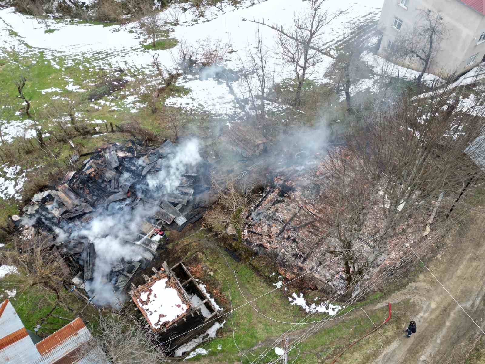 Kastamonu’da 2 ev ve bir ambar alev alev yandı 4 kastamonuda 2 ev ve bir ambar alev alev yandi 0 kulgnKhY