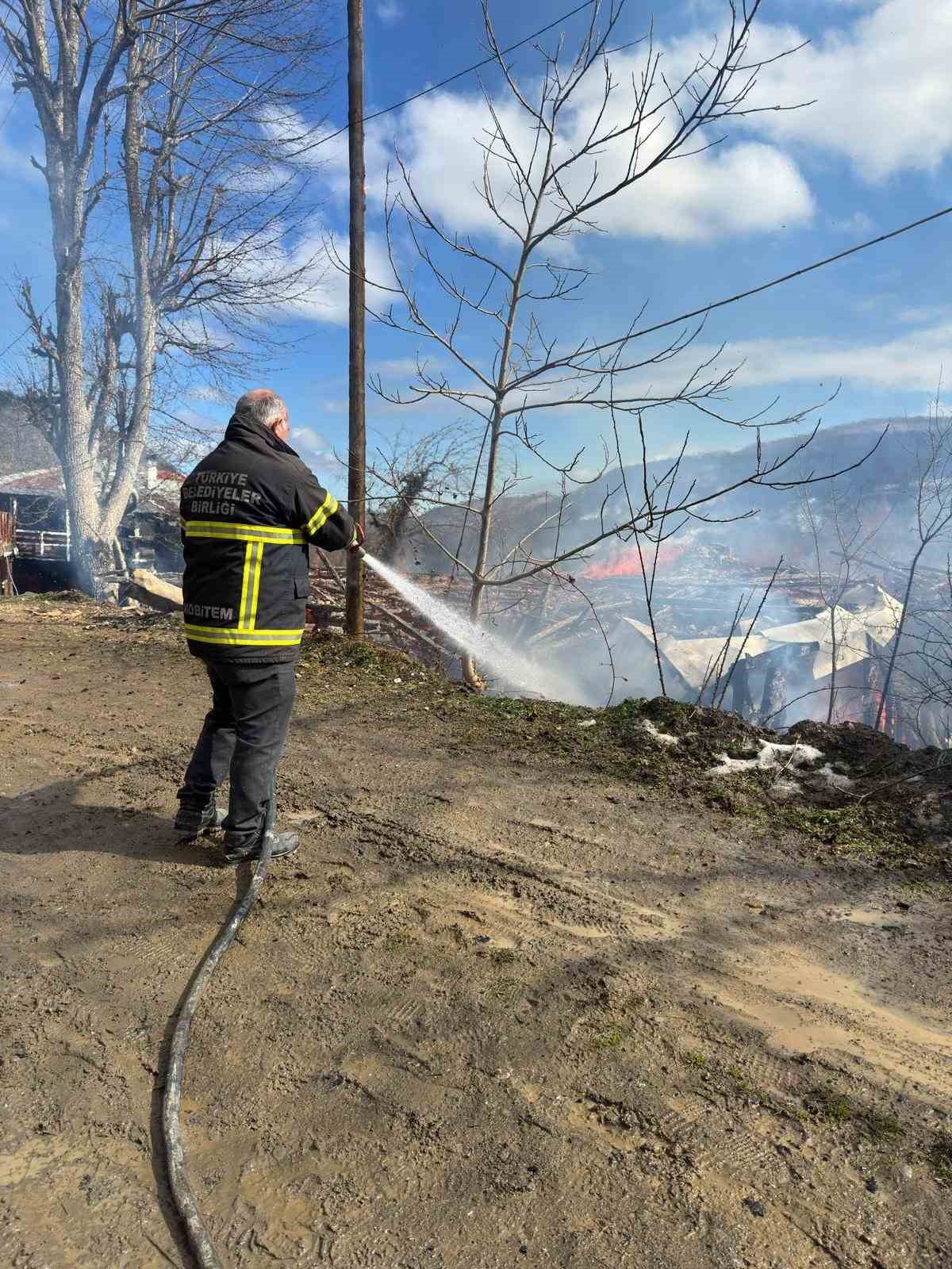 Kastamonu’da 2 ev ve bir ambar alev alev yandı 14 kastamonuda 2 ev ve bir ambar alev alev yandi 10 EzUHTczY