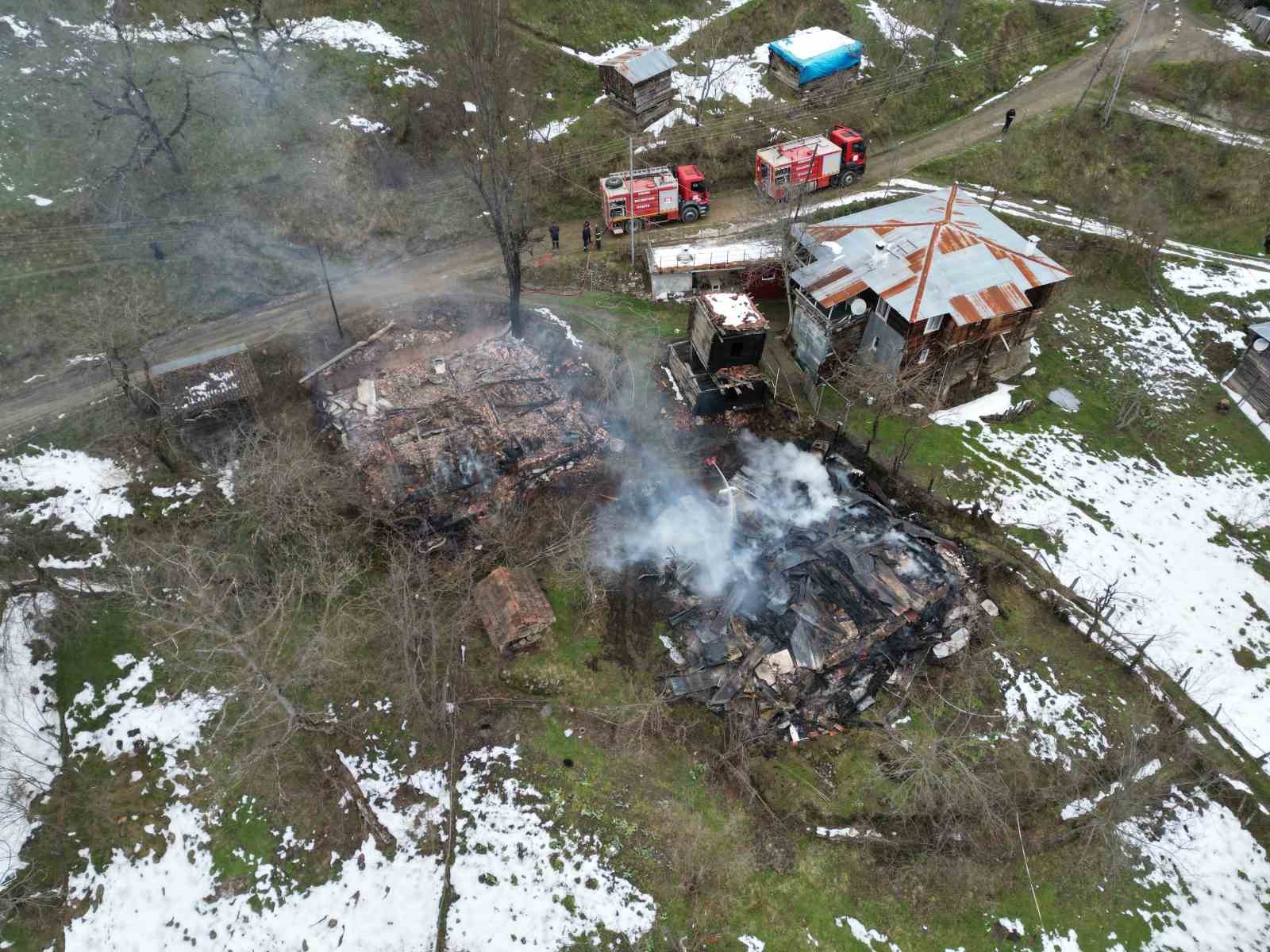 Kastamonu’da 2 ev ve bir ambar alev alev yandı 6 kastamonuda 2 ev ve bir ambar alev alev yandi 2