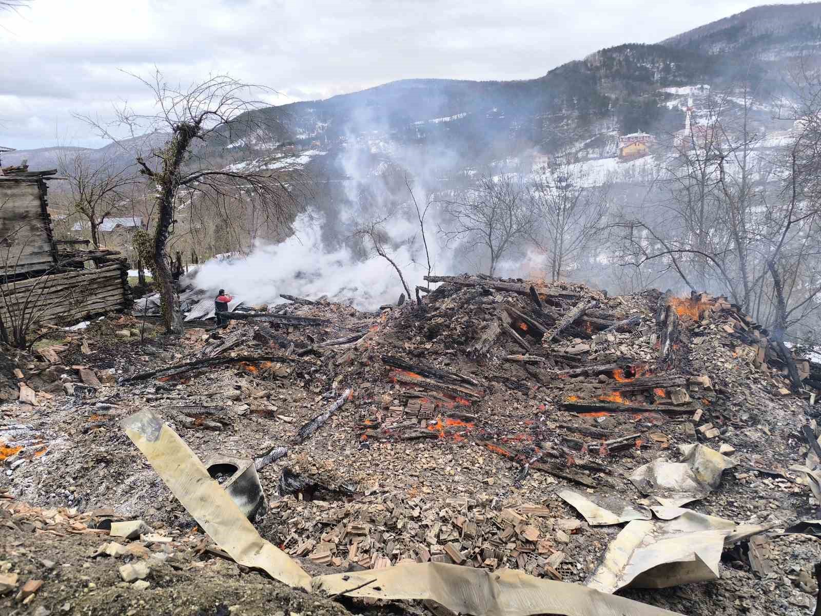 Kastamonu’da 2 ev ve bir ambar alev alev yandı 8 kastamonuda 2 ev ve bir ambar alev alev yandi 4 JebFmpEY