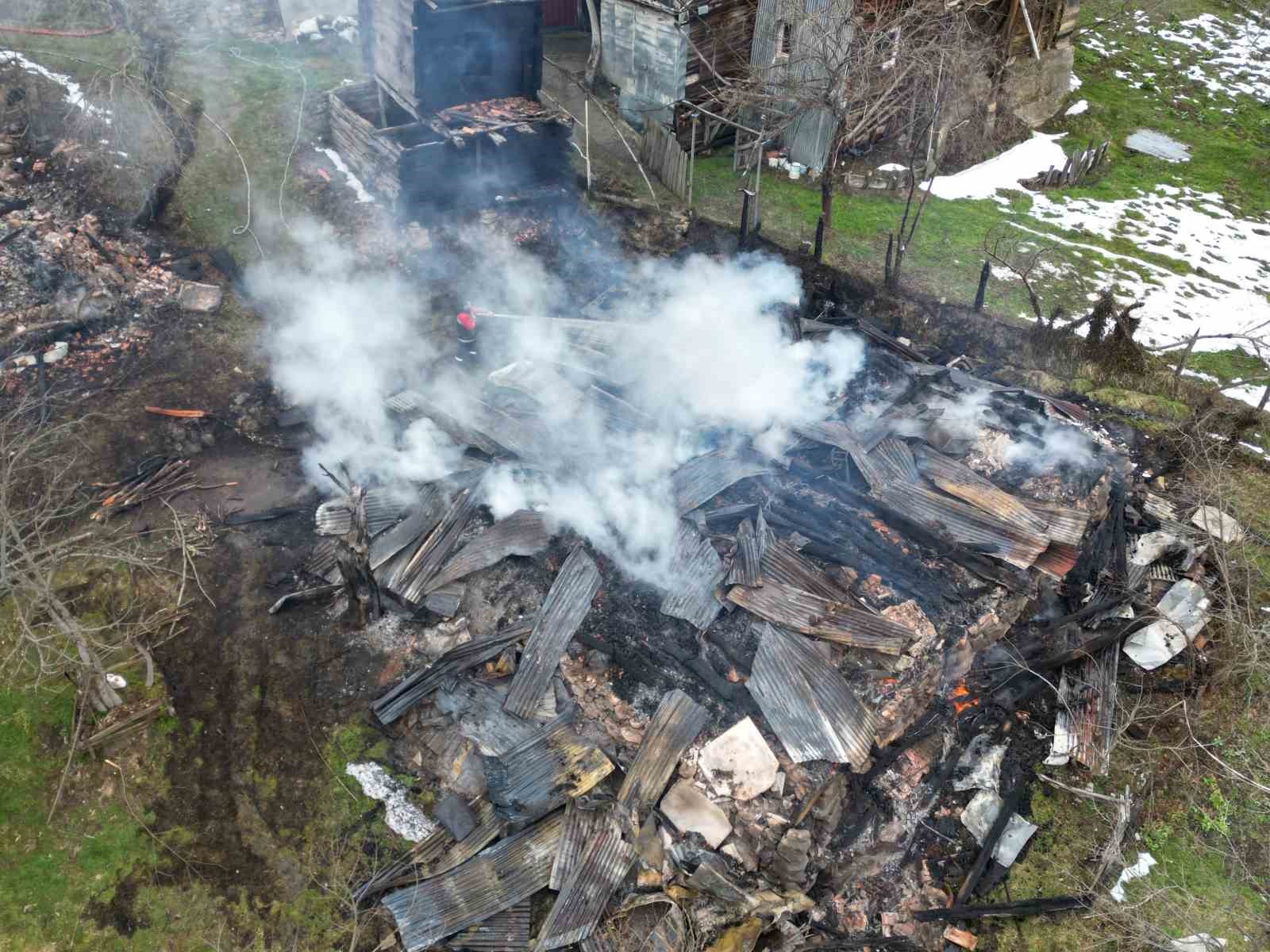 Kastamonu’da 2 ev ve bir ambar alev alev yandı 9 kastamonuda 2 ev ve bir ambar alev alev yandi 5 haqYewuS