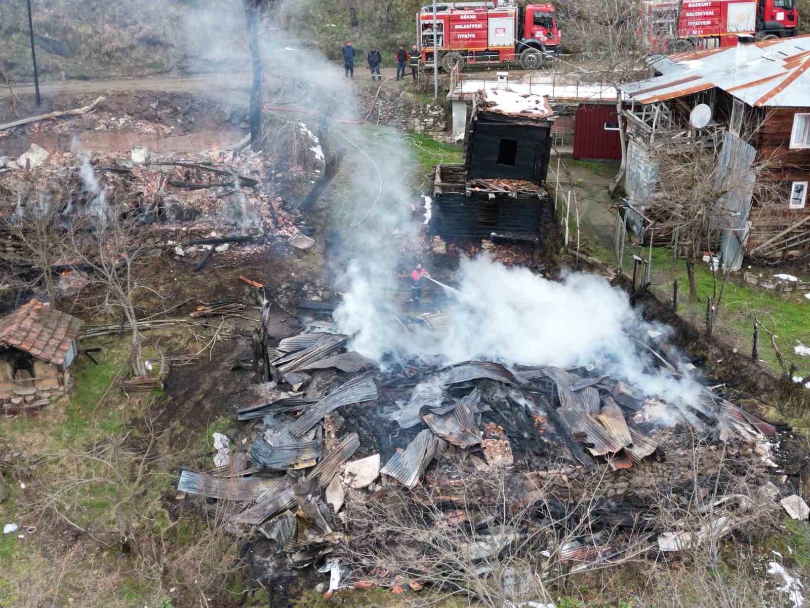 Kastamonu’da 2 ev ve bir ambar alev alev yandı 10 kastamonuda 2 ev ve bir ambar alev alev yandi 6 3KHGl5dU
