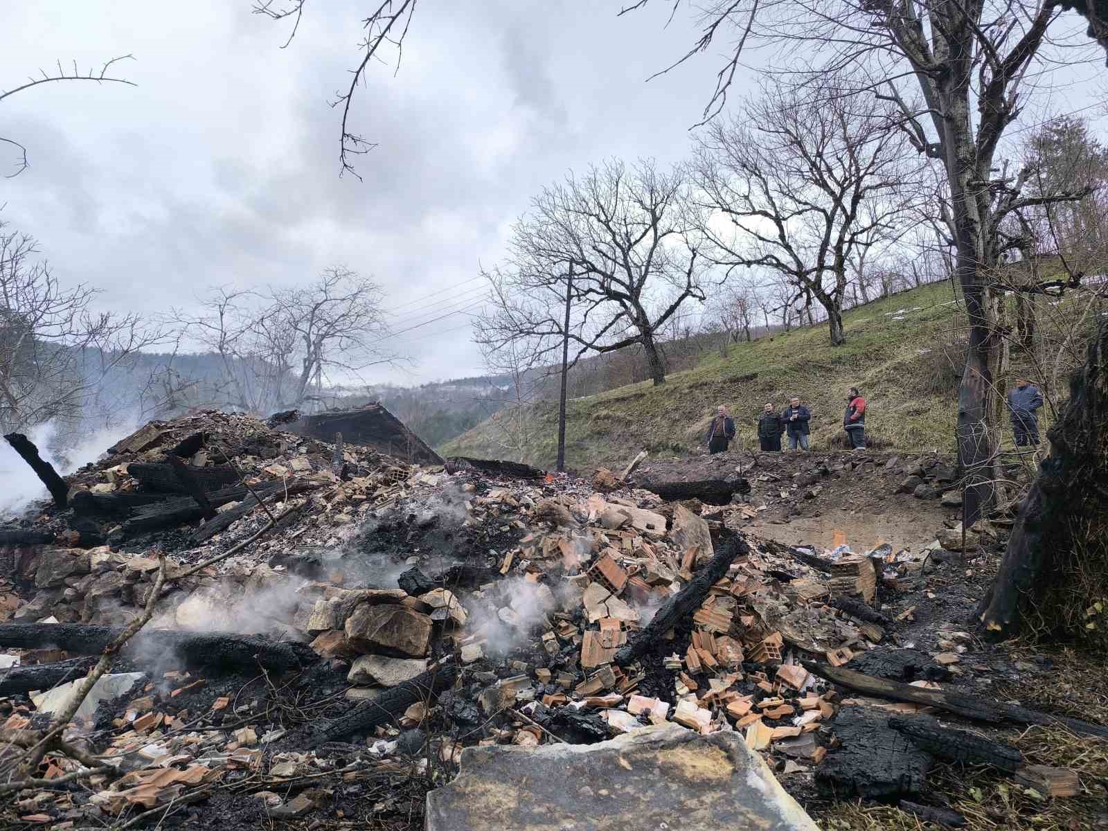 Kastamonu’da 2 ev ve bir ambar alev alev yandı 12 kastamonuda 2 ev ve bir ambar alev alev yandi 8 9HXighqC