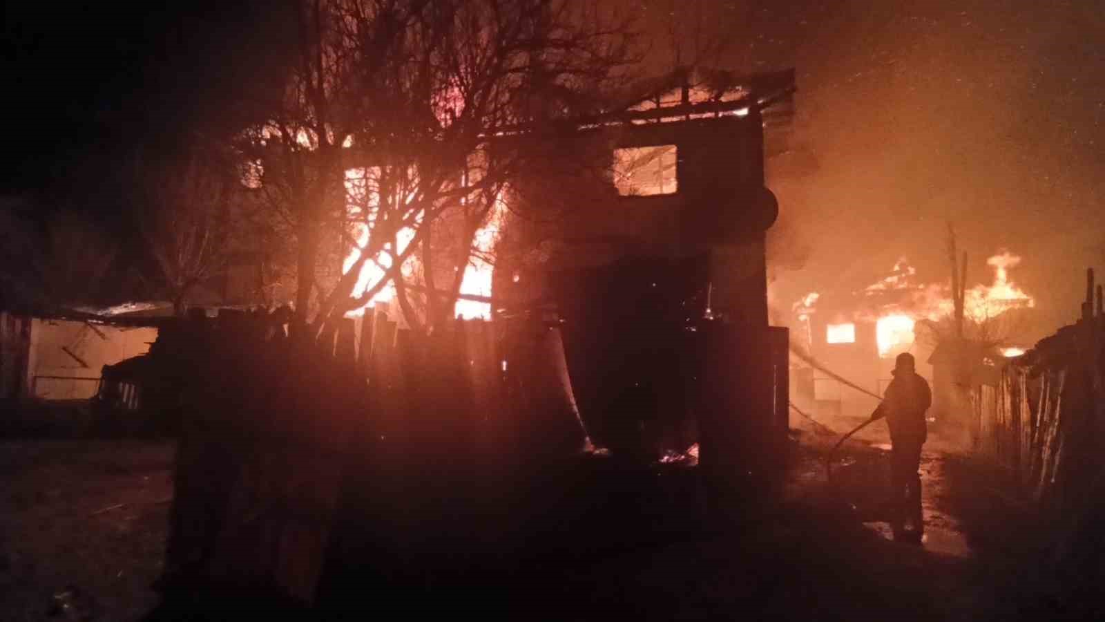 kastamonuda 2 evde yangin cikti ahir odunluk ve samanlik da yandi 1