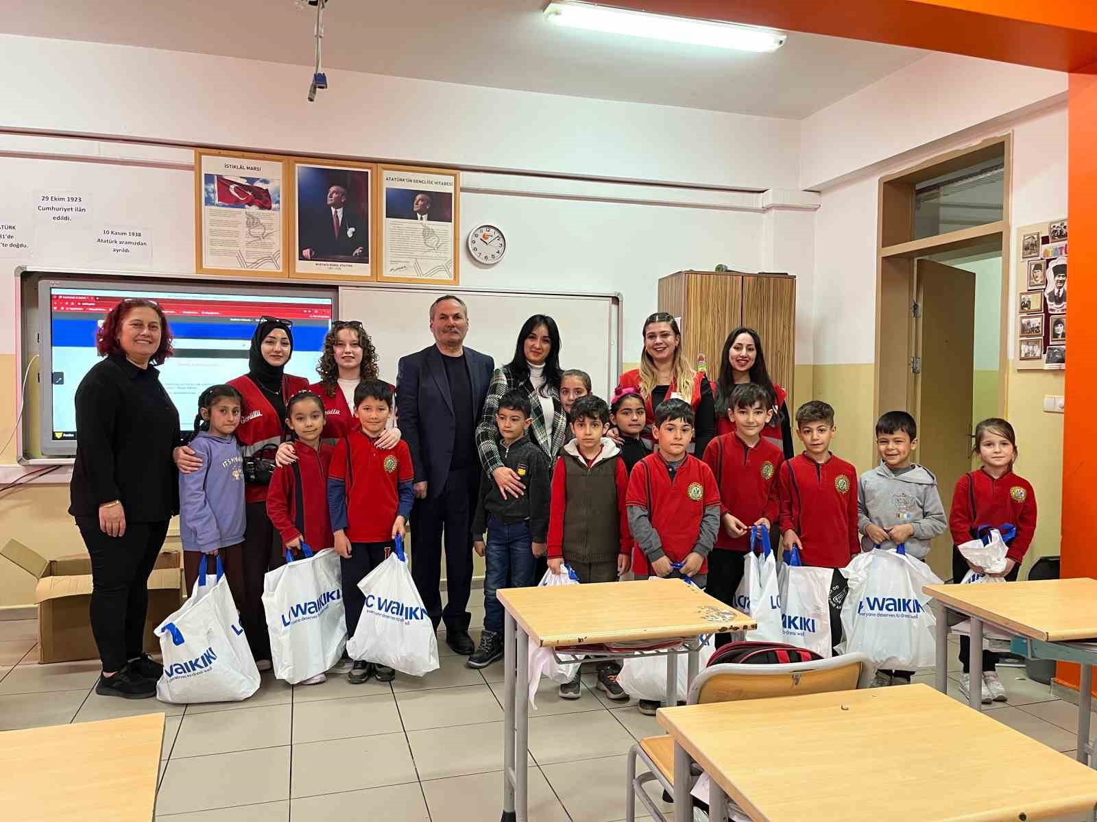 kastamonuda 6 bin 400 ogrencinin yuzu bayramlik kiyafetle gulduruldu 4 PJrOPSEE
