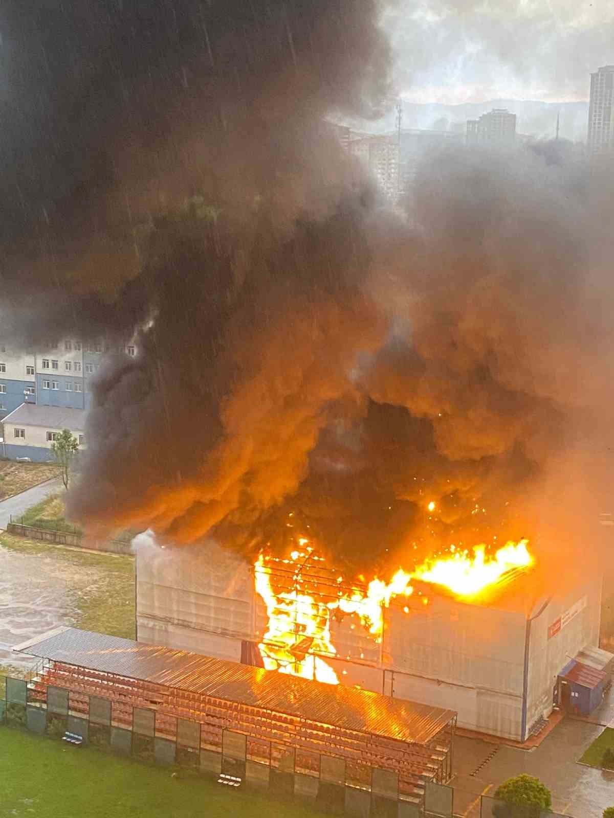 Kastamonu’da alev alev yanan jimnastik salonuna yıldırımın düşme anı kamerada 5 kastamonuda alev alev yanan jimnastik salonuna yildirimin dusme ani kamerada 1 g5Gr5iyi