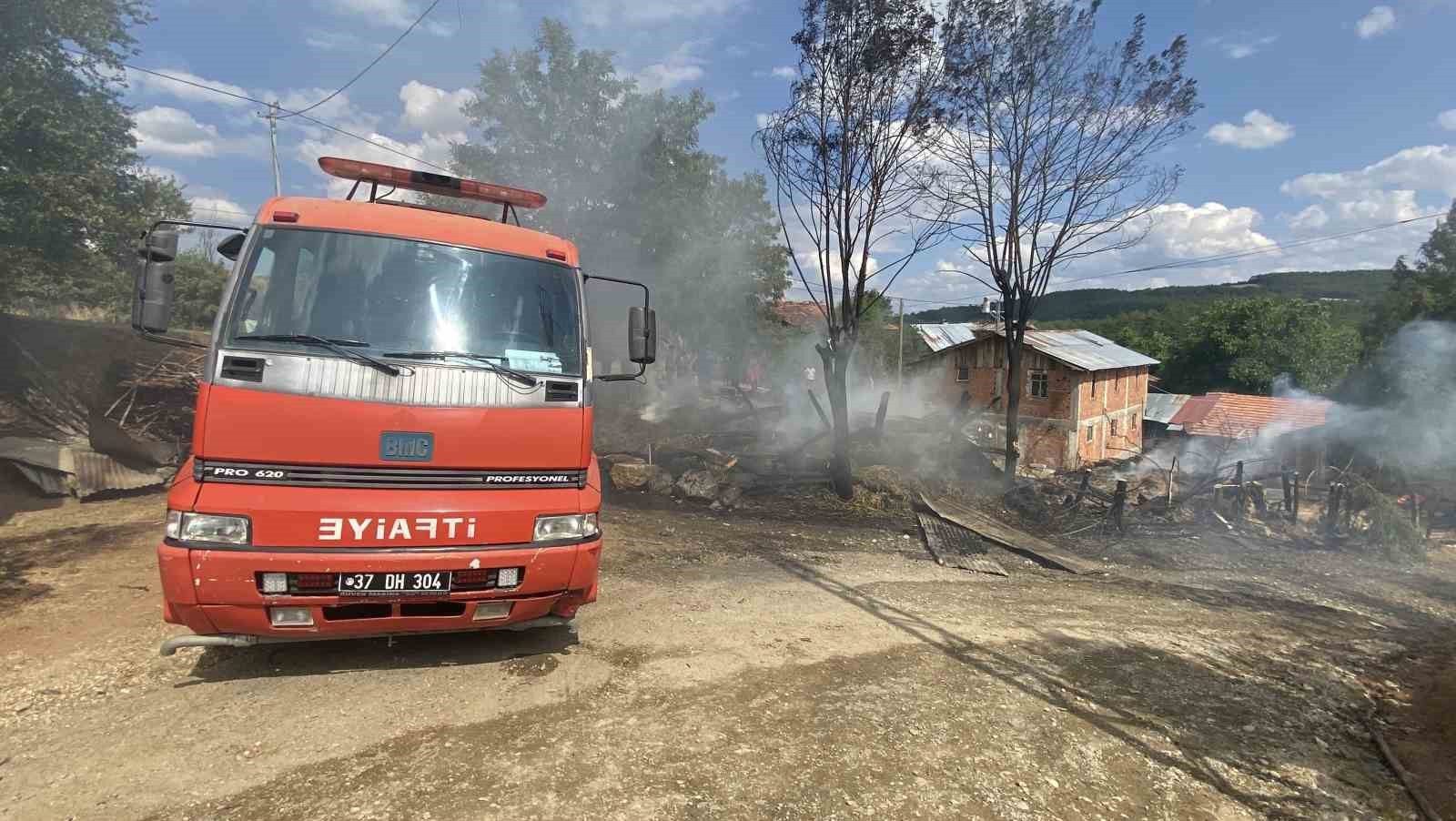 Kastamonu’da alevlere teslim olan samanlık ve balyalar küle döndü 5 kastamonuda alevlere teslim olan samanlik ve balyalar kule dondu 1 BMhlIUqb