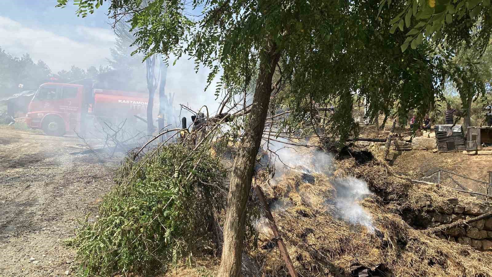 Kastamonu’da alevlere teslim olan samanlık ve balyalar küle döndü 6 kastamonuda alevlere teslim olan samanlik ve balyalar kule dondu 2 BmiJ2LfZ