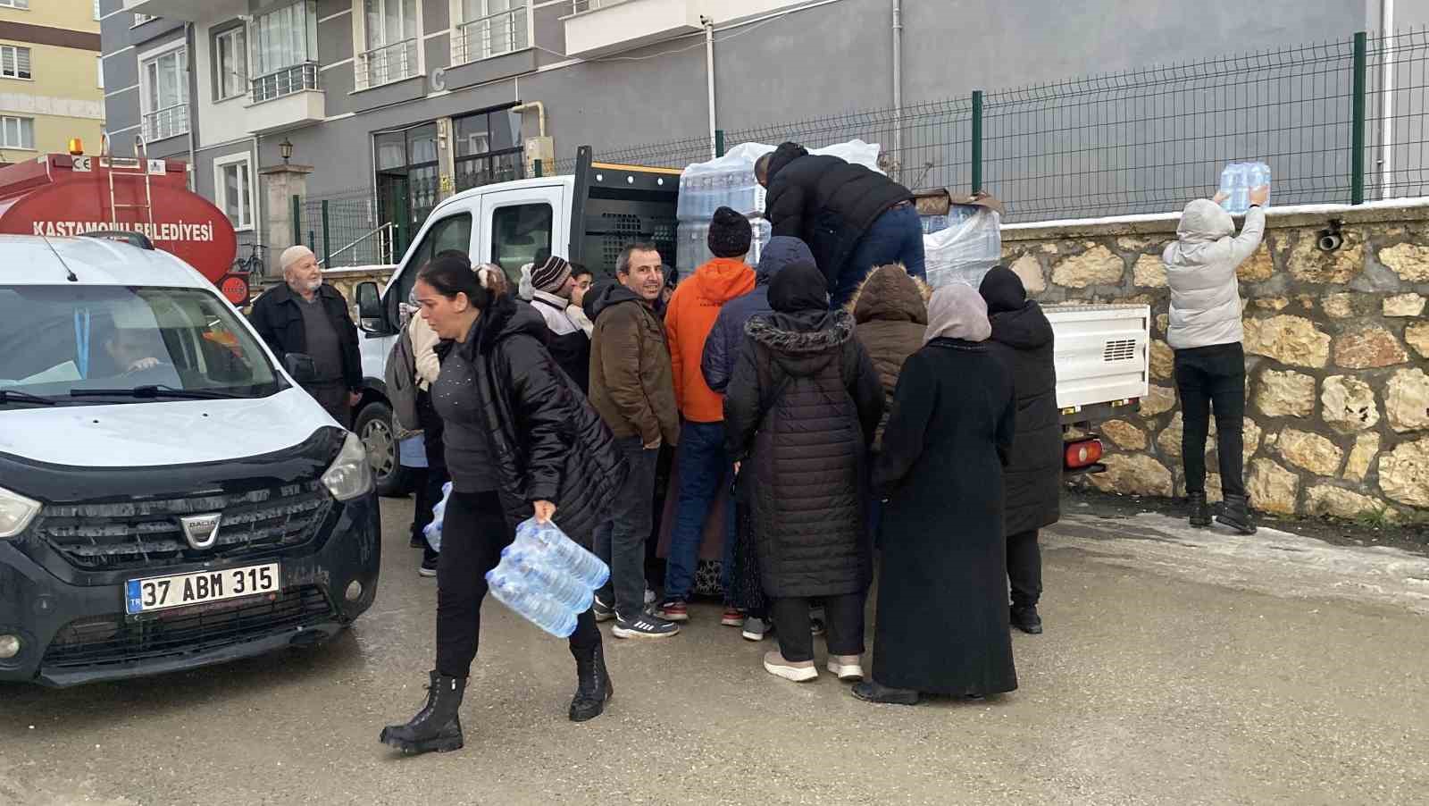 kastamonuda bazi mahallelerde su kesintisi devam ediyor vatandaslara su dagitildi 1 DV79IBP5