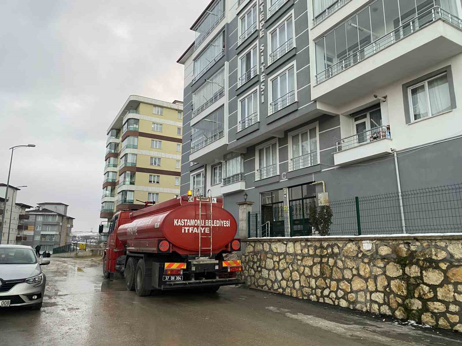 kastamonuda bazi mahallelerde su kesintisi devam ediyor vatandaslara su dagitildi 4 pCFBplmw