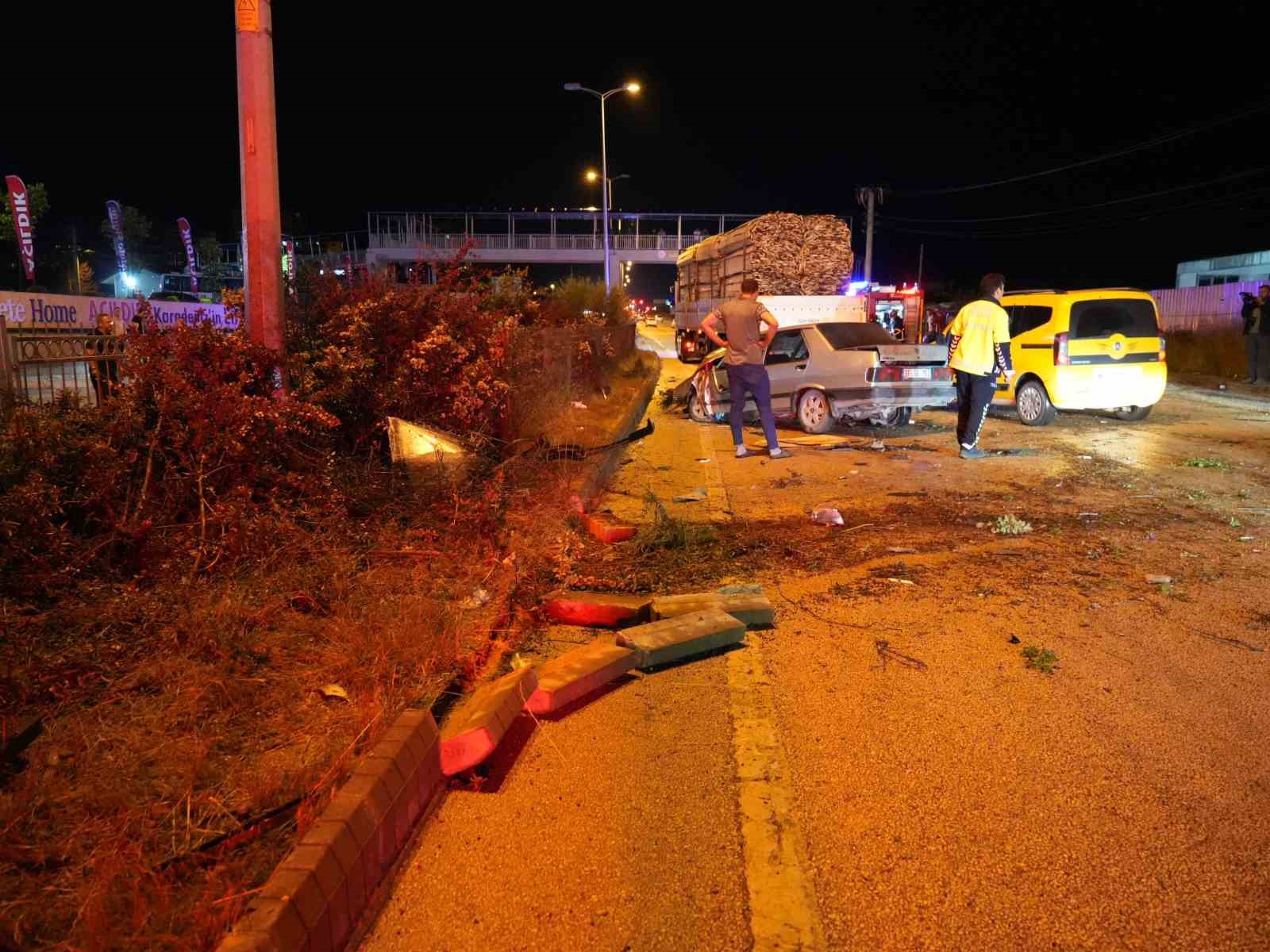 kastamonuda can pazari yaraliyi kurtarmaya calisanlara baska bir arac carpti 6 yarali 7 PzldrzQ5