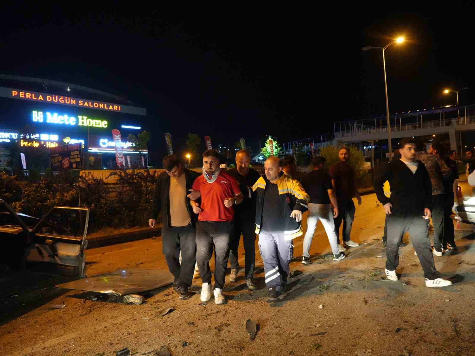kastamonuda can pazari yaraliyi kurtarmaya calisanlara baska bir arac carpti 6 yarali 9 k9GzJDlV