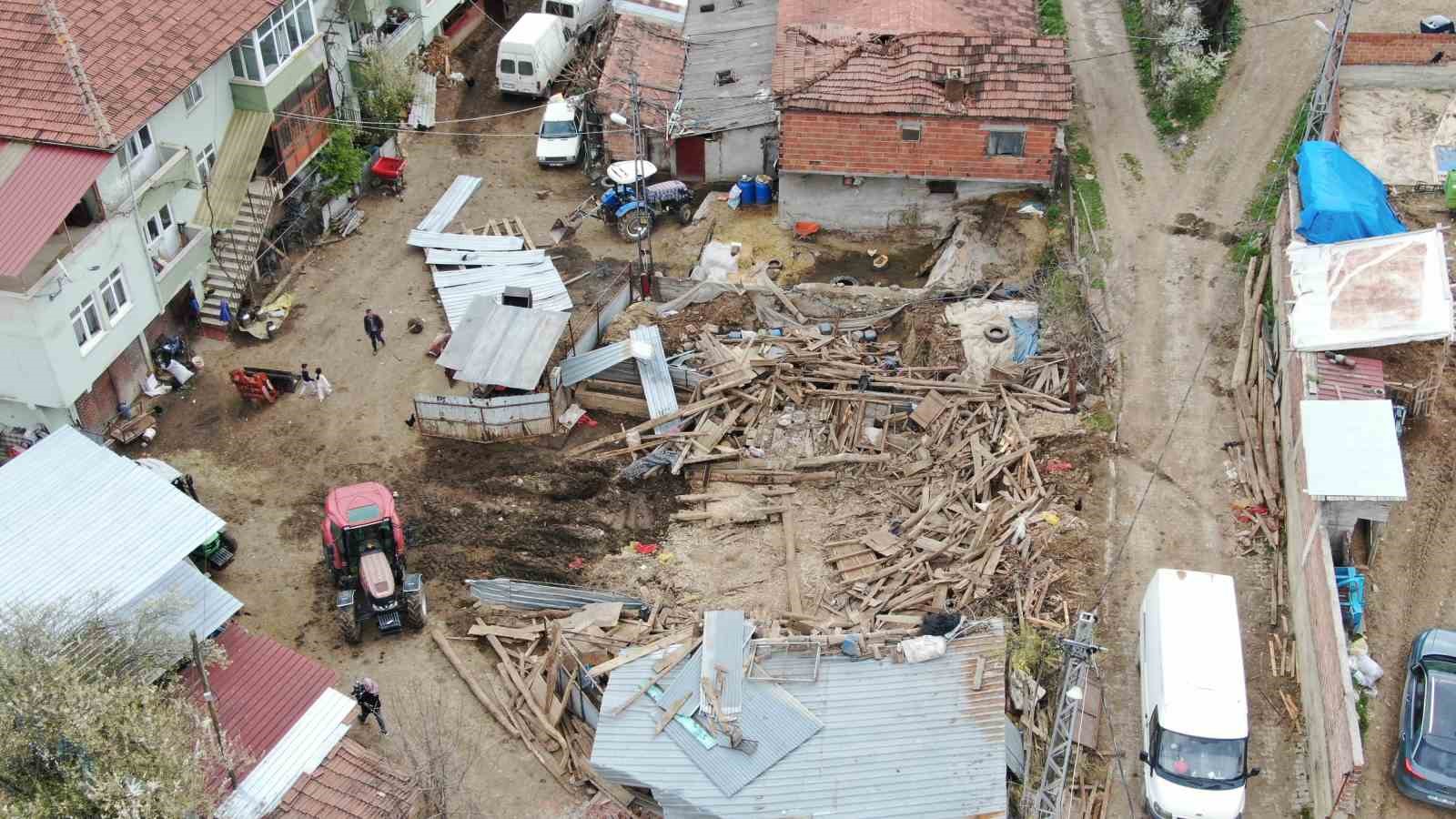 kastamonuda cikan firtina sirasinda ahir coktu 4 buyukbas hayvan telef oldu 0 zrLcYJWd
