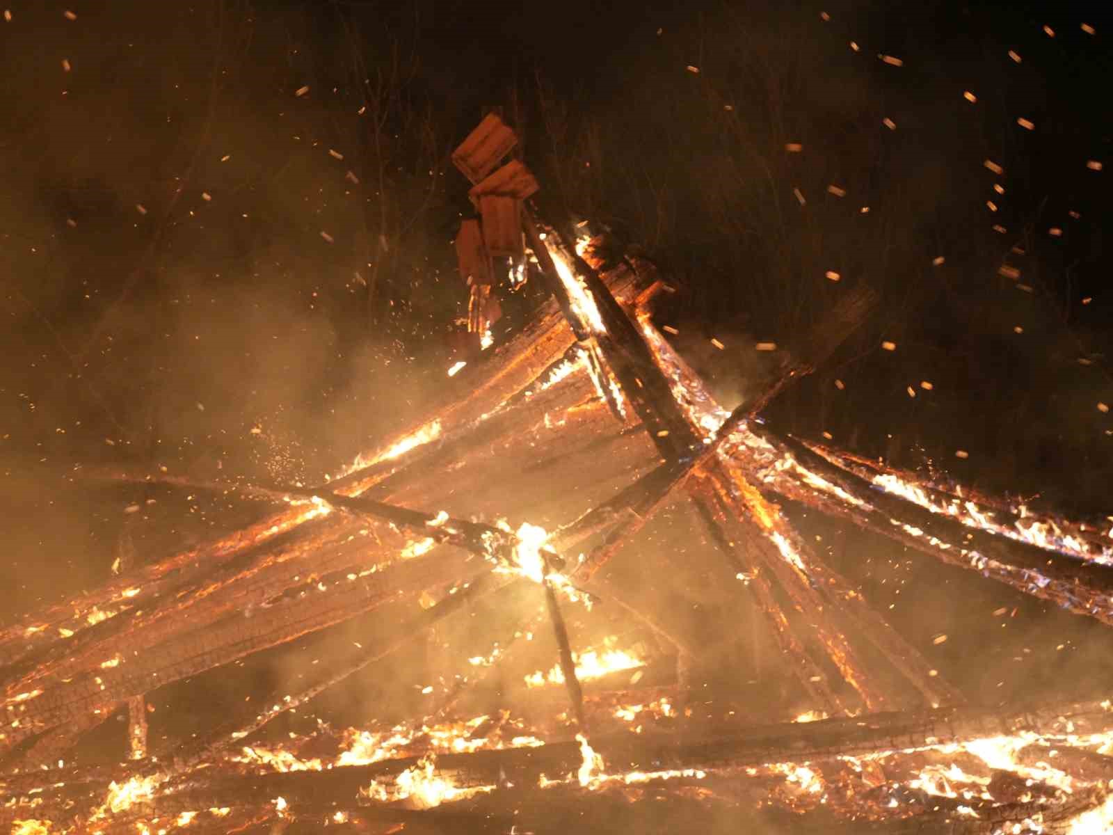 kastamonuda cikan yanginda 3 ev zarar gordu 2 samanlik yandi 5
