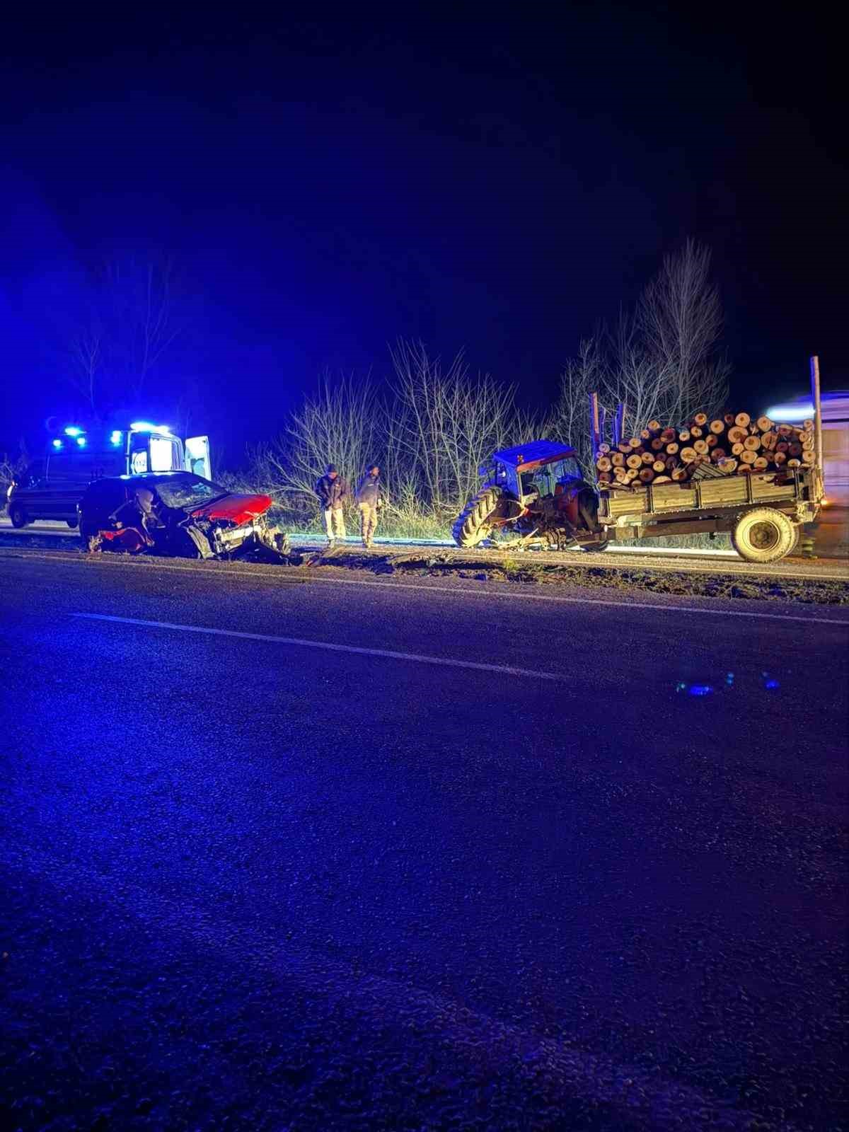 kastamonuda cip ile traktor carpisti 3 yarali 4
