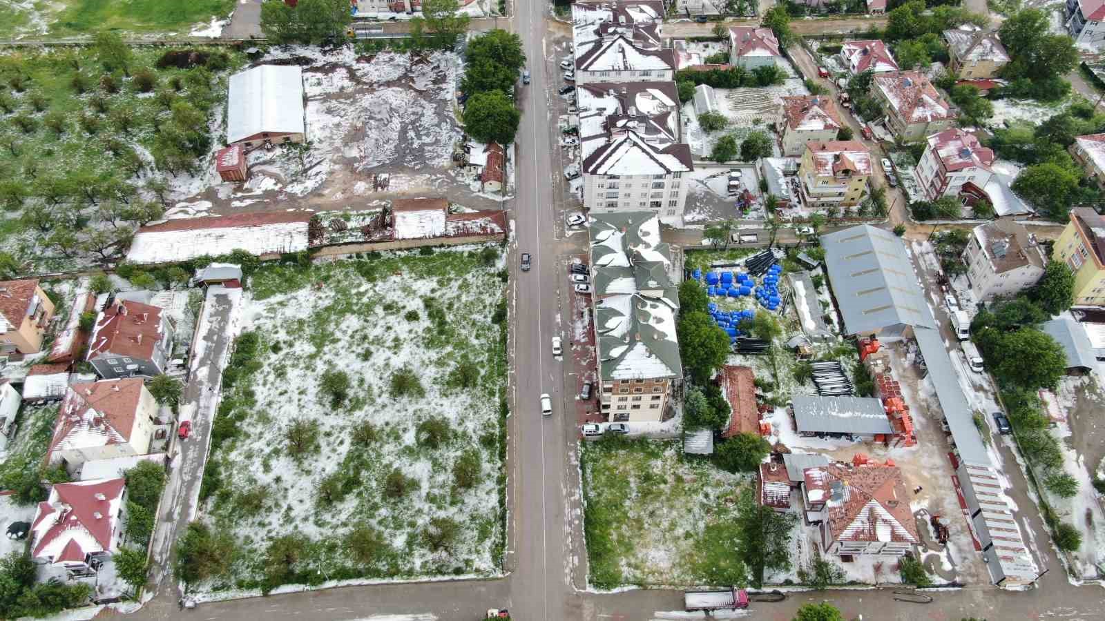 Kastamonu’da dolu yağışı hayatı felç etti: İlçe beyaza büründü, ev ve iş yerlerini su bastı 4 kastamonuda dolu yagisi hayati felc etti ilce beyaza burundu ev ve is yerlerini su On2Zscuj