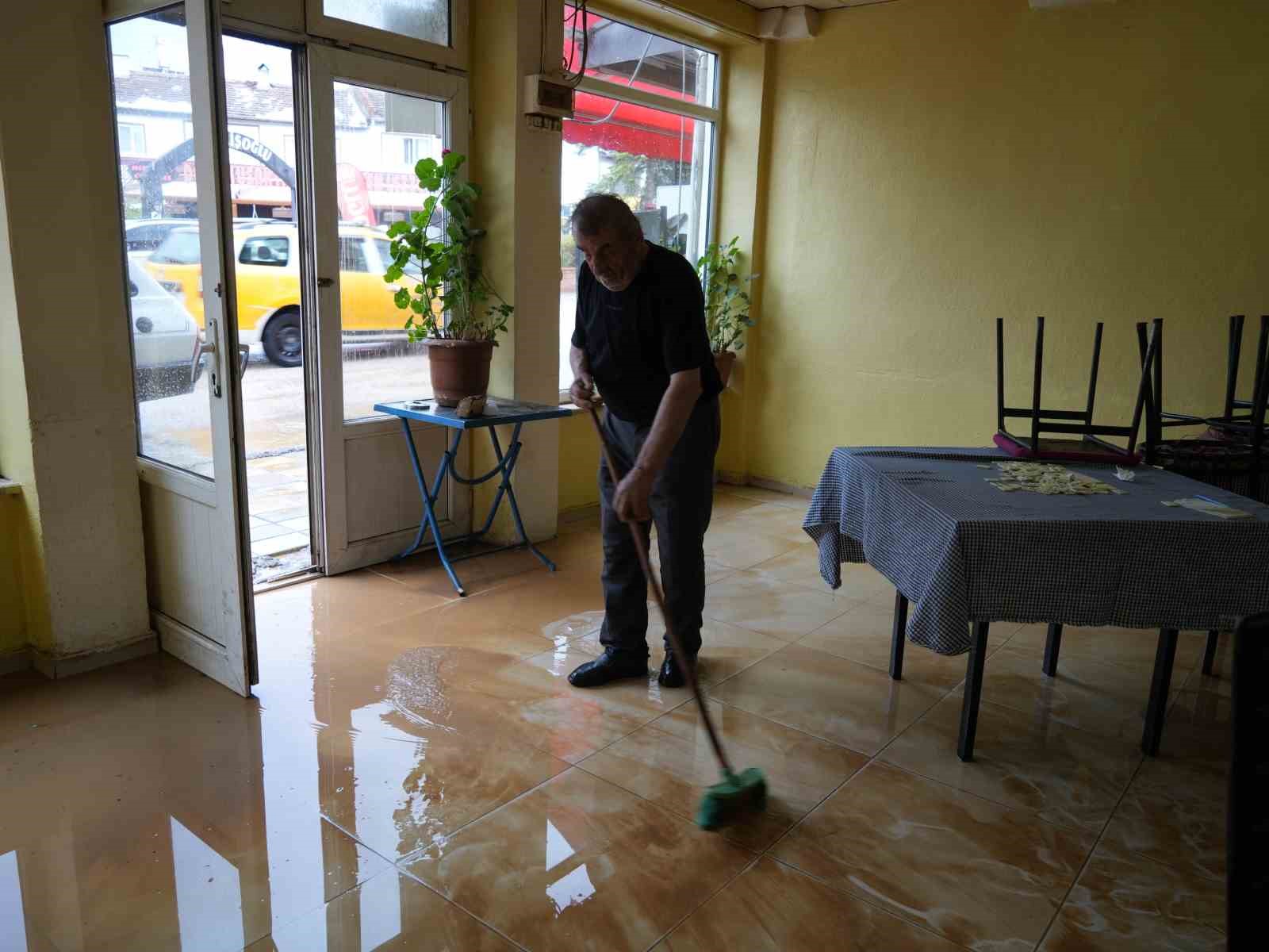 Kastamonu’da dolu yağışı hayatı felç etti: İlçe beyaza büründü, ev ve iş yerlerini su bastı 6 kastamonuda dolu yagisi hayati felc etti ilce beyaza burundu ev ve is yerlerini su OyIvuYqm