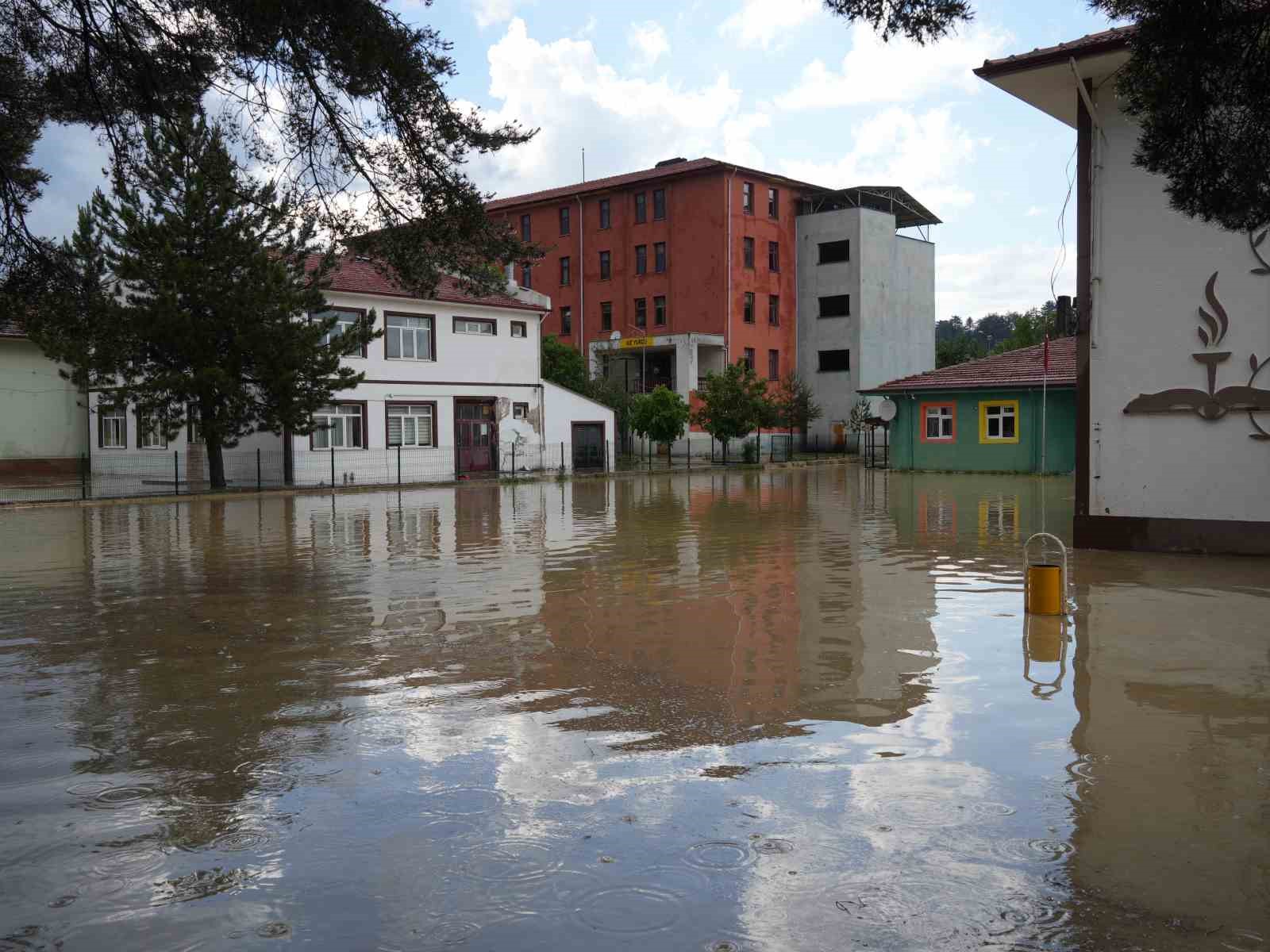 Kastamonu’da dolu yağışı hayatı felç etti: İlçe beyaza büründü, ev ve iş yerlerini su bastı 7 kastamonuda dolu yagisi hayati felc etti ilce beyaza burundu ev ve is yerlerini su PghTY5HS