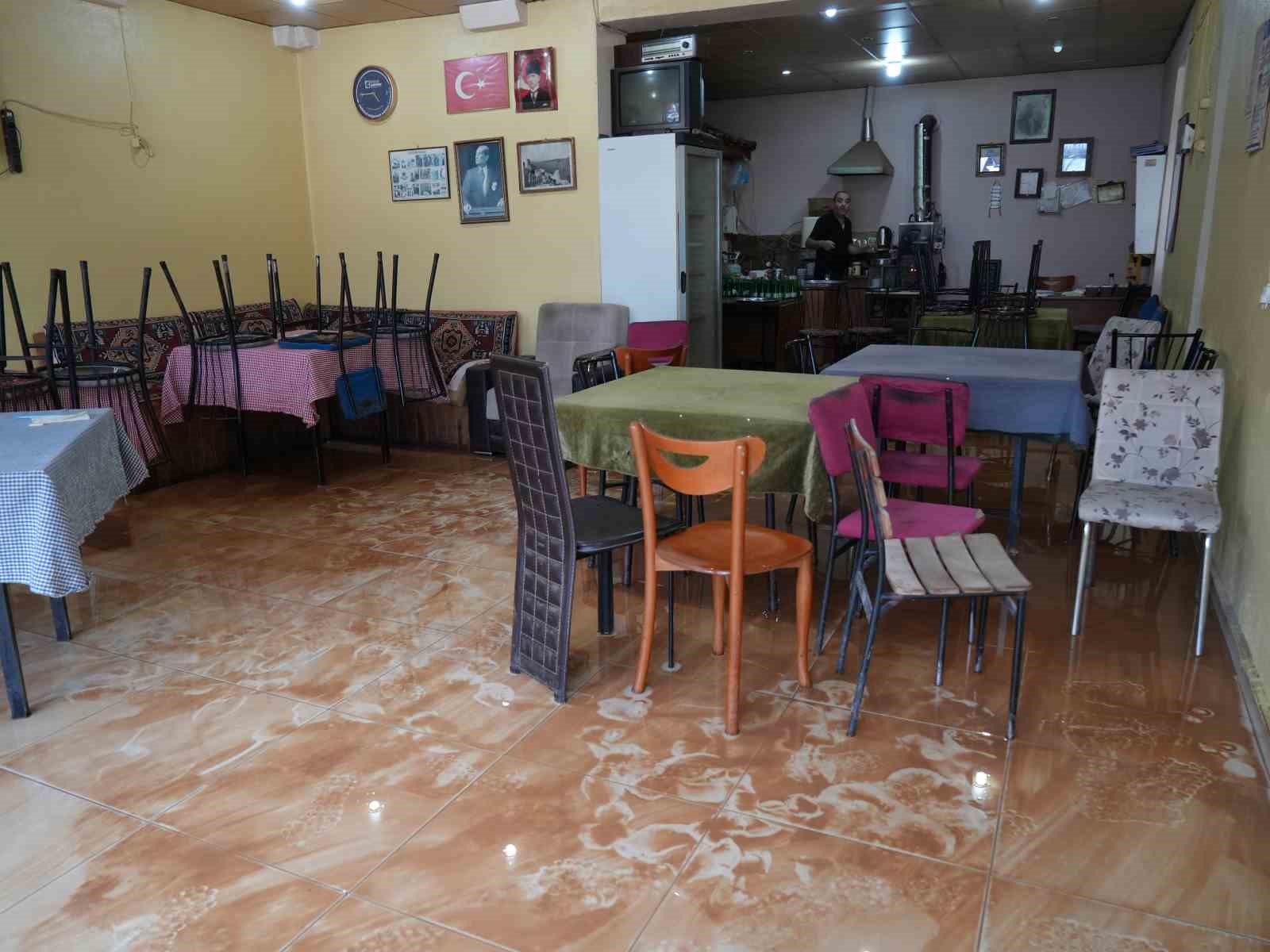 Kastamonu’da dolu yağışı hayatı felç etti: İlçe beyaza büründü, ev ve iş yerlerini su bastı 17 kastamonuda dolu yagisi hayati felc etti ilce beyaza burundu ev ve is yerlerini su UN2BOVl2