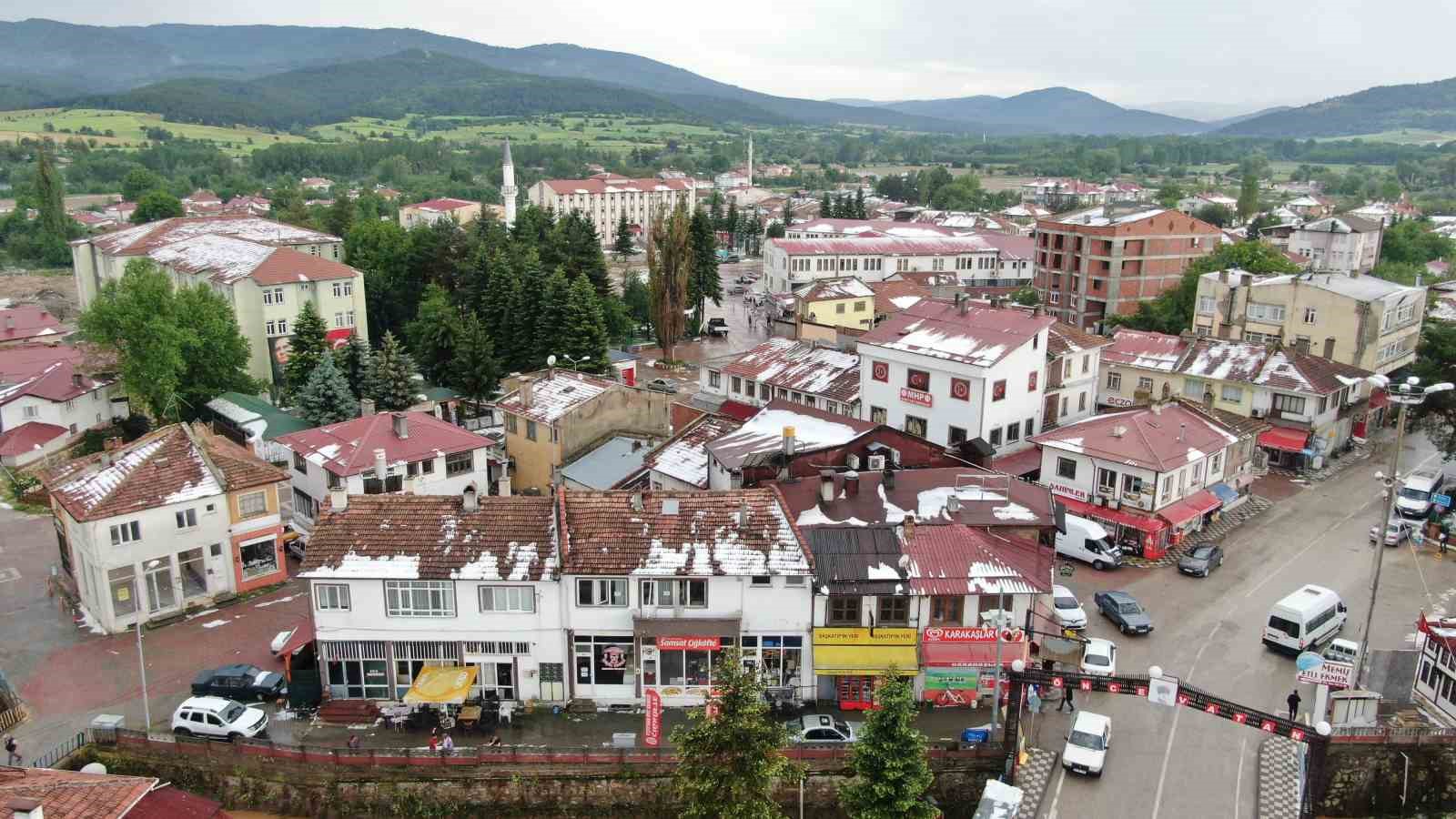 Kastamonu’da dolu yağışı hayatı felç etti: İlçe beyaza büründü, ev ve iş yerlerini su bastı 13 kastamonuda dolu yagisi hayati felc etti ilce beyaza burundu ev ve is yerlerini su dvs8wG6b