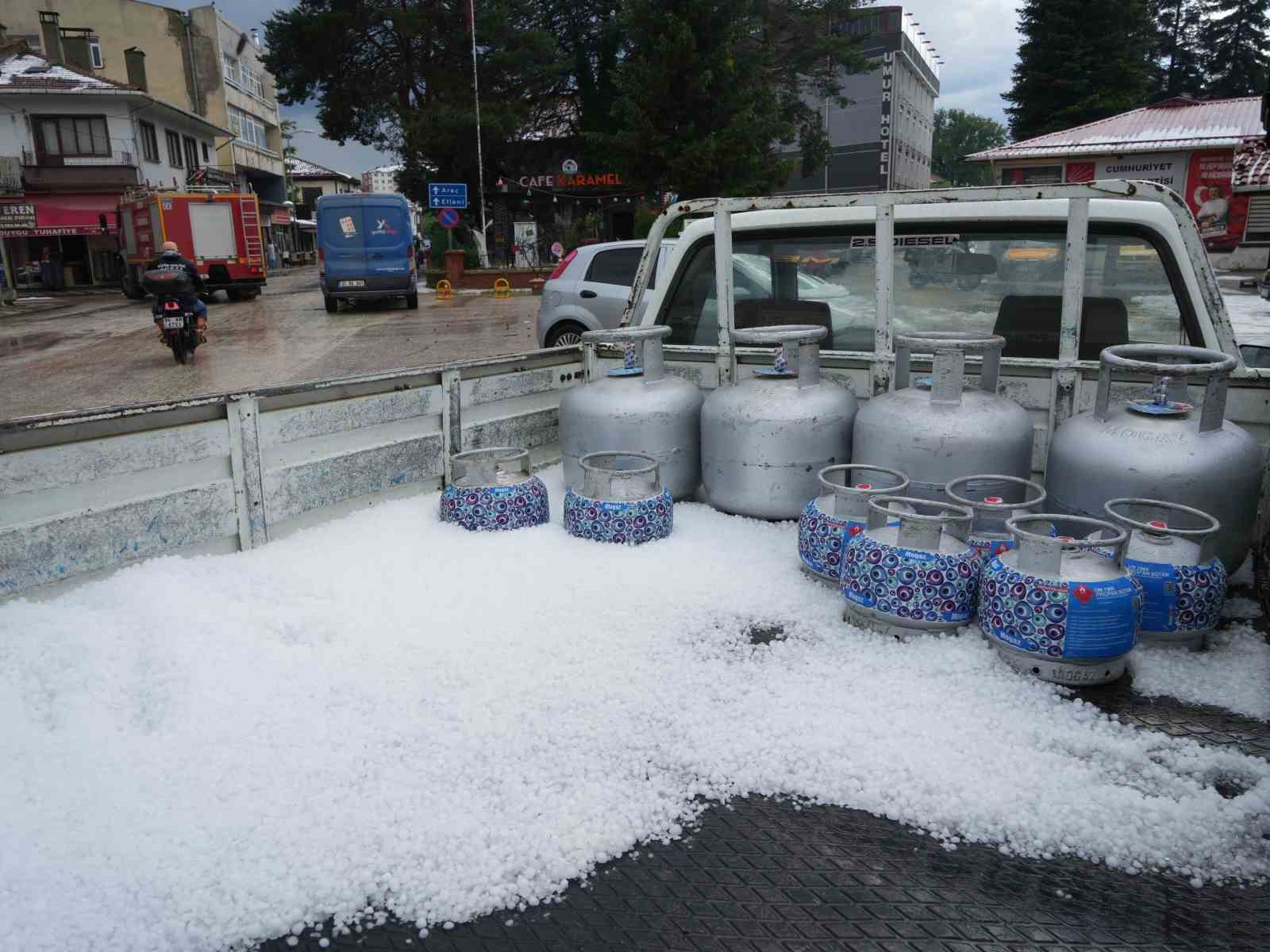 Kastamonu’da dolu yağışı hayatı felç etti: İlçe beyaza büründü, ev ve iş yerlerini su bastı 16 kastamonuda dolu yagisi hayati felc etti ilce beyaza burundu ev ve is yerlerini su feGta43n