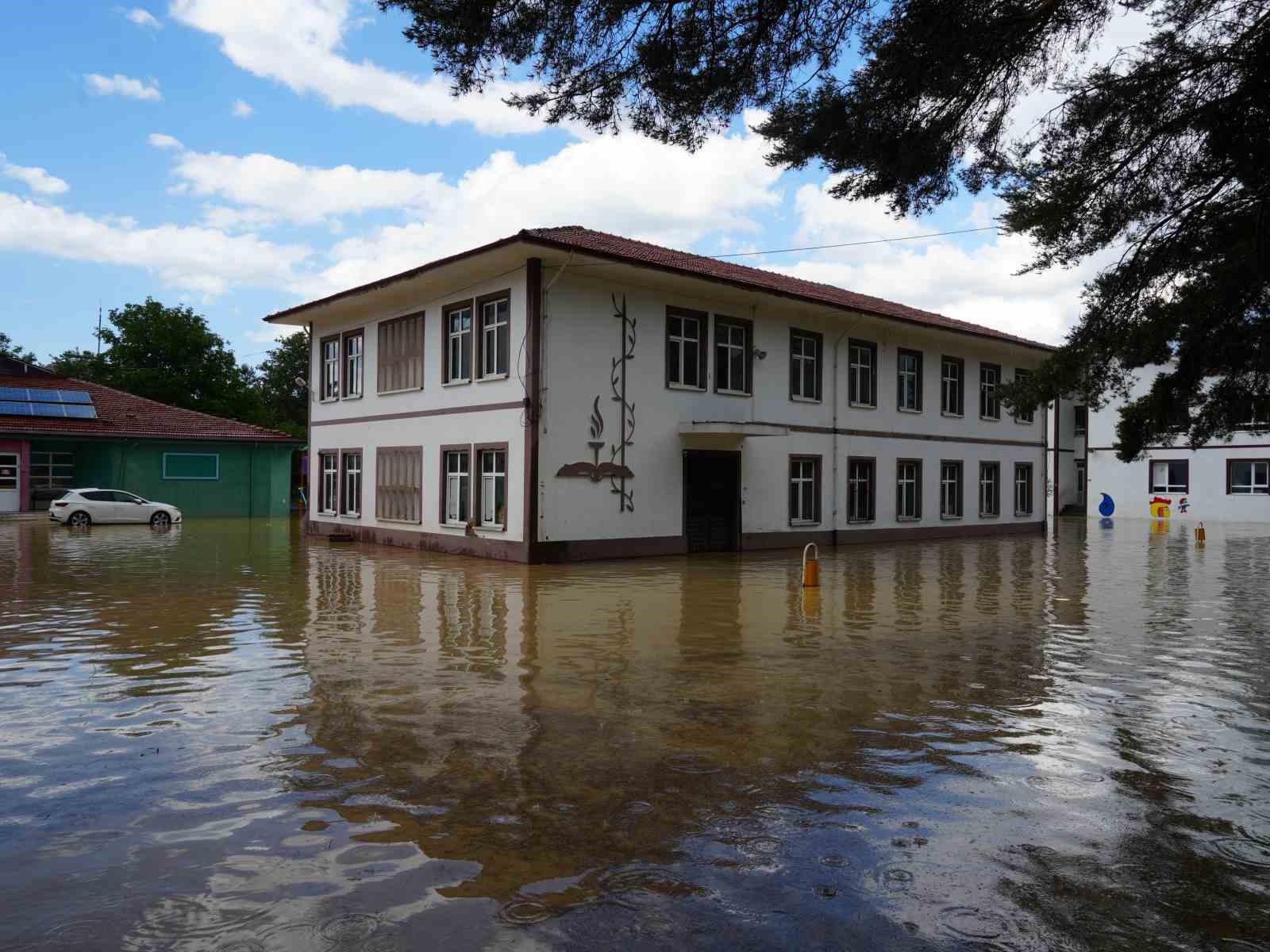 Kastamonu’da dolu yağışı hayatı felç etti: İlçe beyaza büründü, ev ve iş yerlerini su bastı 11 kastamonuda dolu yagisi hayati felc etti ilce beyaza burundu ev ve is yerlerini su jjfSk1VS
