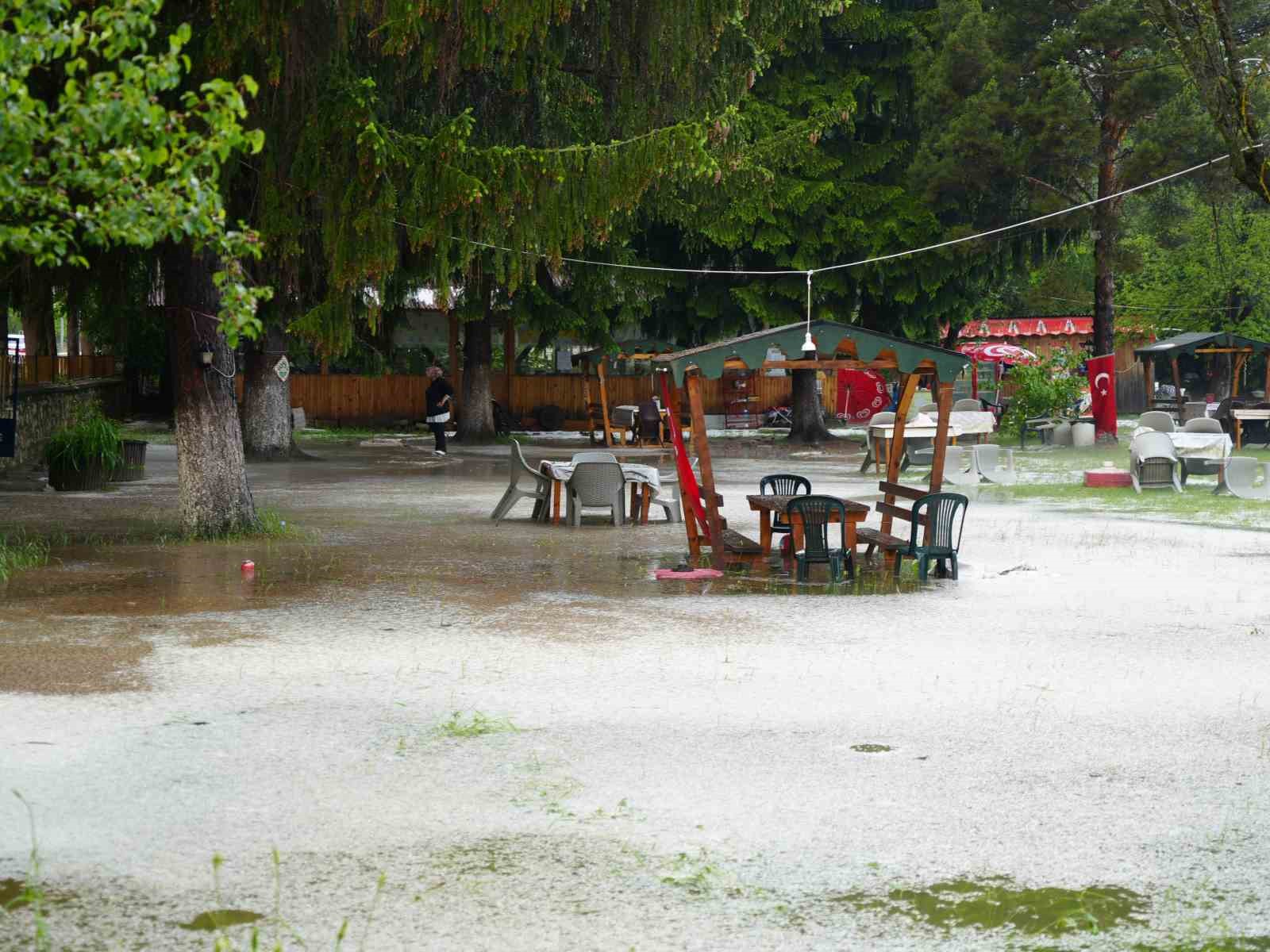 Kastamonu’da dolu yağışı hayatı felç etti: İlçe beyaza büründü, ev ve iş yerlerini su bastı 9 kastamonuda dolu yagisi hayati felc etti ilce beyaza burundu ev ve is yerlerini su jmPVB6RM