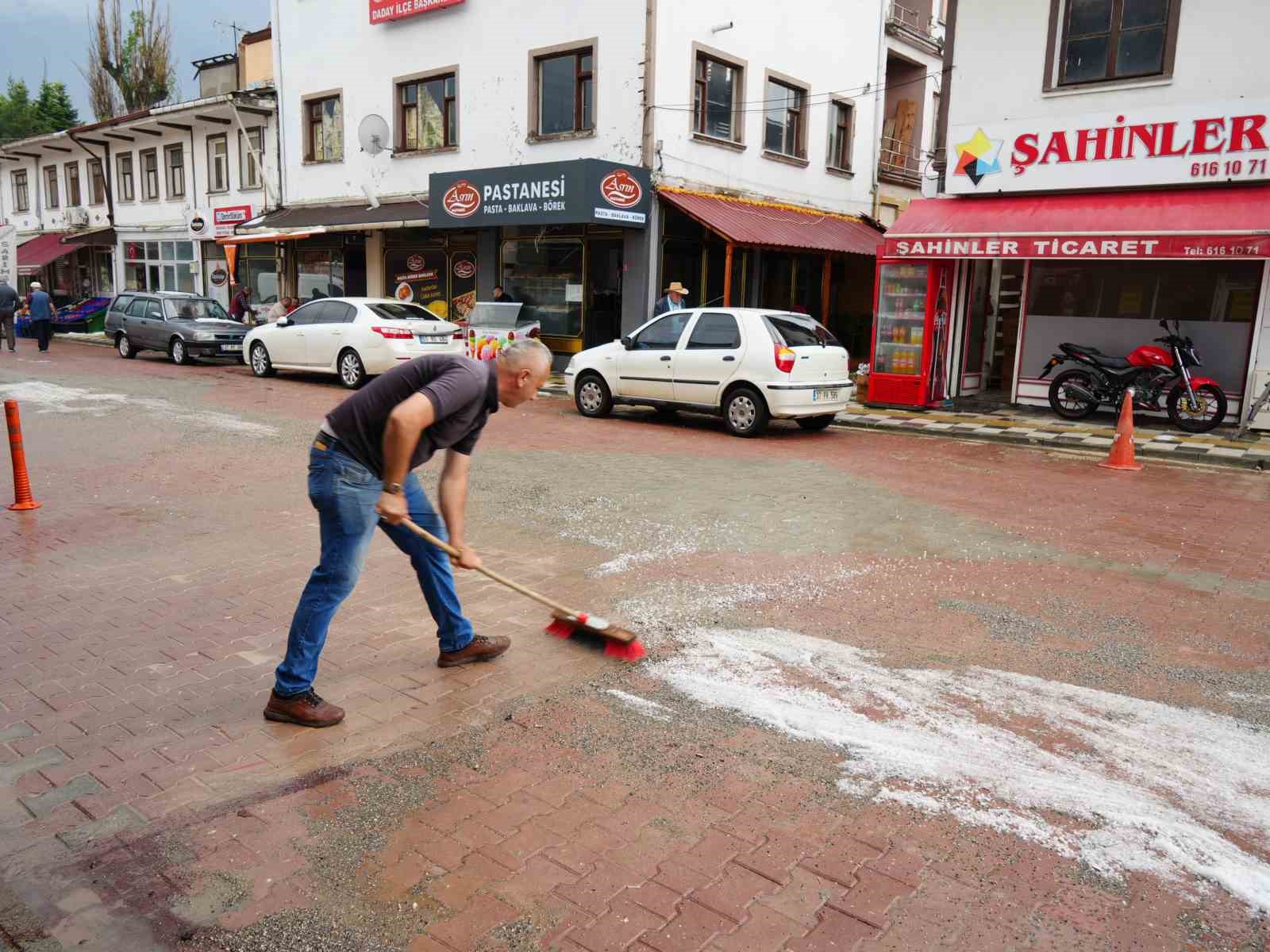 Kastamonu’da dolu yağışı hayatı felç etti: İlçe beyaza büründü, ev ve iş yerlerini su bastı 12 kastamonuda dolu yagisi hayati felc etti ilce beyaza burundu ev ve is yerlerini su mWaqE9u9