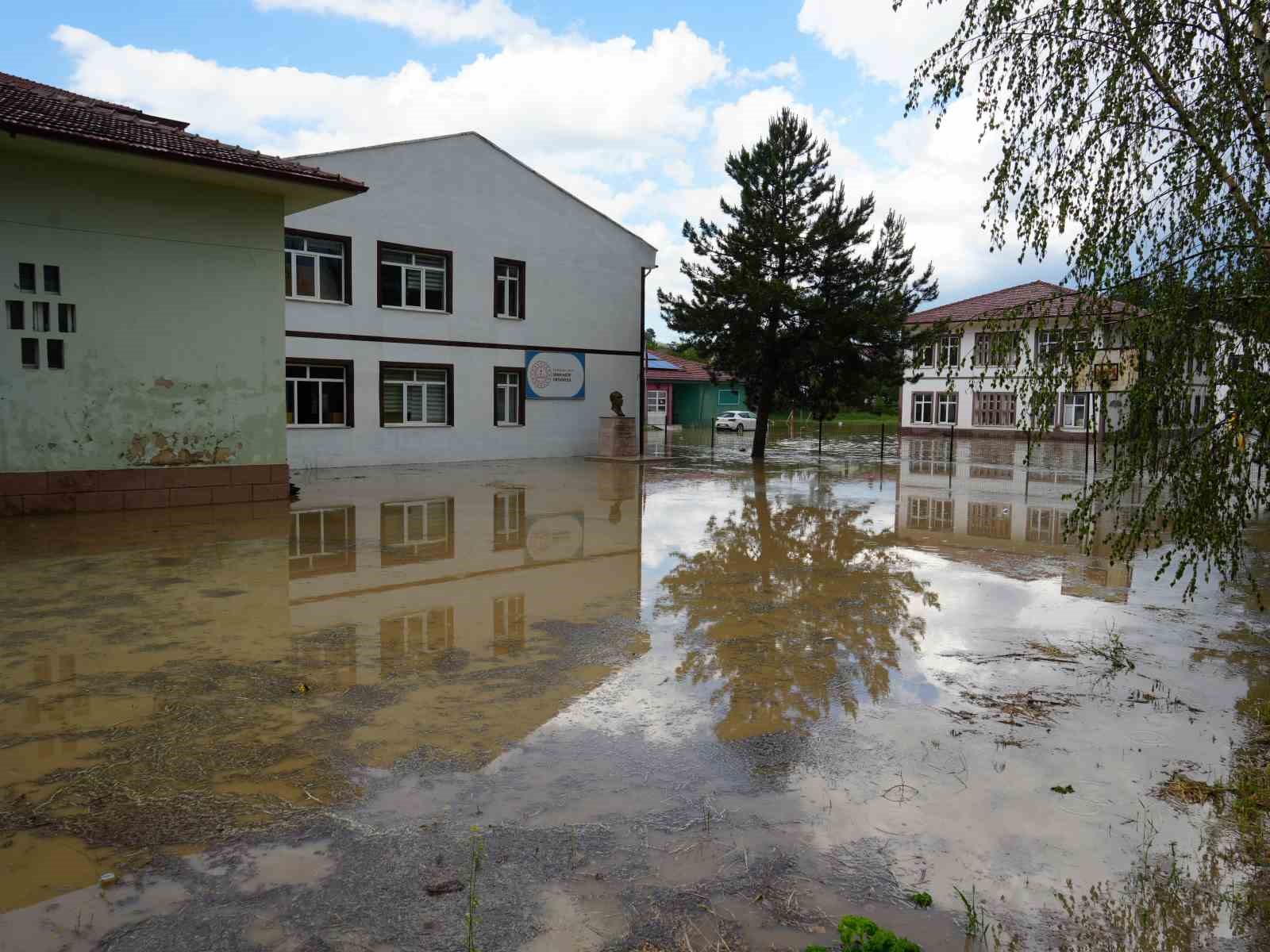 Kastamonu’da dolu yağışı hayatı felç etti: İlçe beyaza büründü, ev ve iş yerlerini su bastı 10 kastamonuda dolu yagisi hayati felc etti ilce beyaza burundu ev ve is yerlerini su tT9Yt4Tl