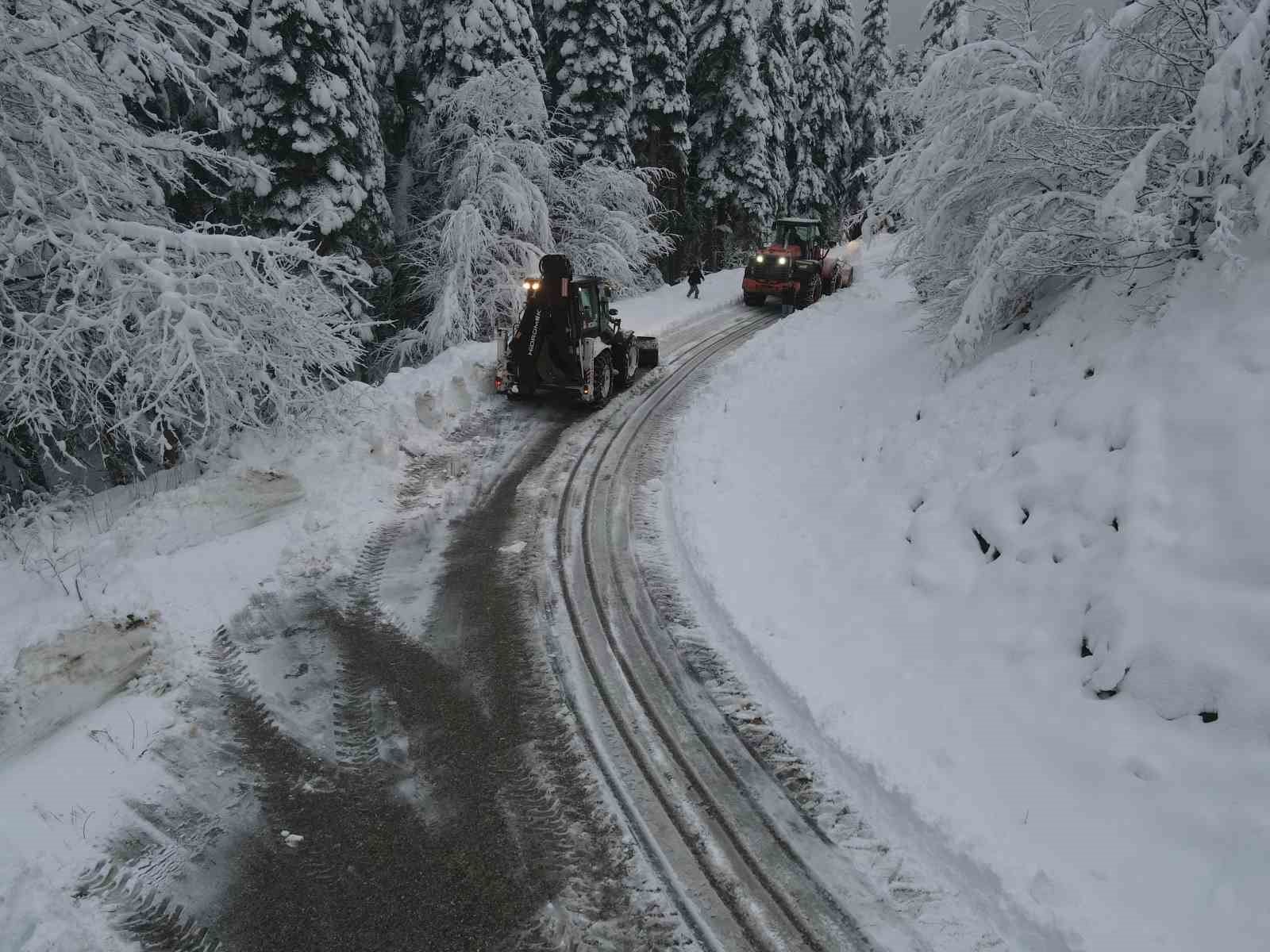 kastamonuda ekiplerin koy yollarindaki zorlu karla mucadelesi basladi 3 Bw49JNkC