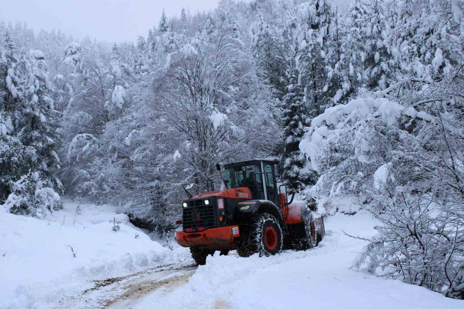 kastamonuda ekiplerin koy yollarindaki zorlu karla mucadelesi basladi 9 3WNEY33B