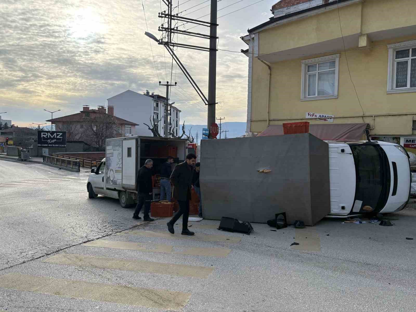 kastamonuda ekmek tasiyan firin araclari carpisti 3 yarali 2