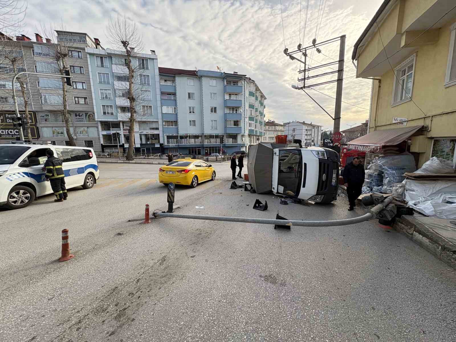kastamonuda ekmek tasiyan firin araclari carpisti 3 yarali 6 DmBW2OIY
