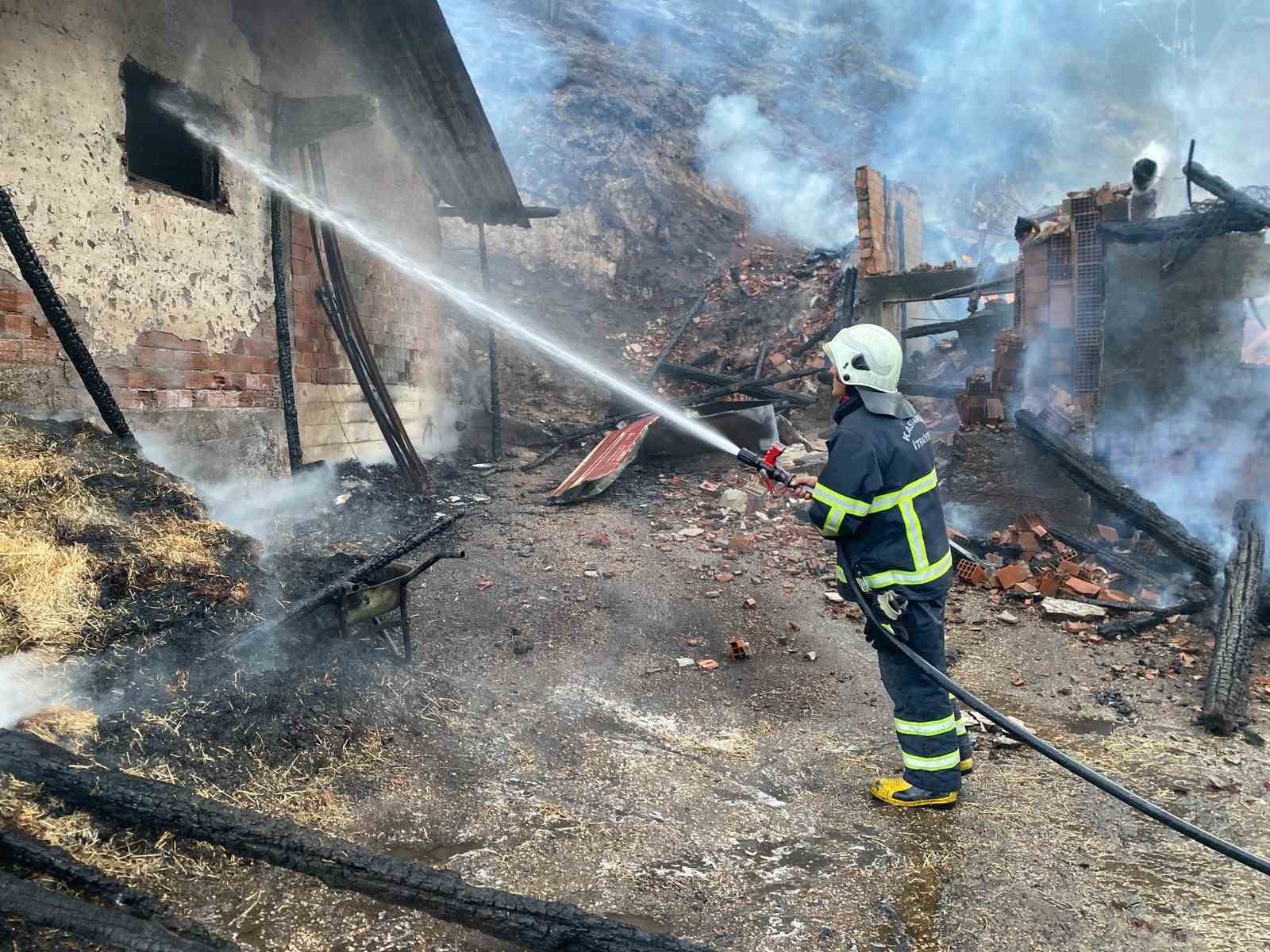 Kastamonu’da evde çıkan yangın ormana sıçradı 6 kastamonuda evde cikan yangin ormana sicradi 2