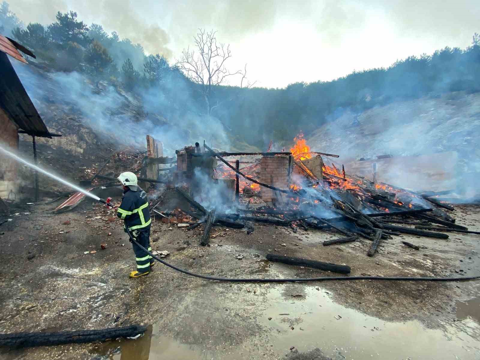 Kastamonu’da evde çıkan yangın ormana sıçradı 7 kastamonuda evde cikan yangin ormana sicradi 3
