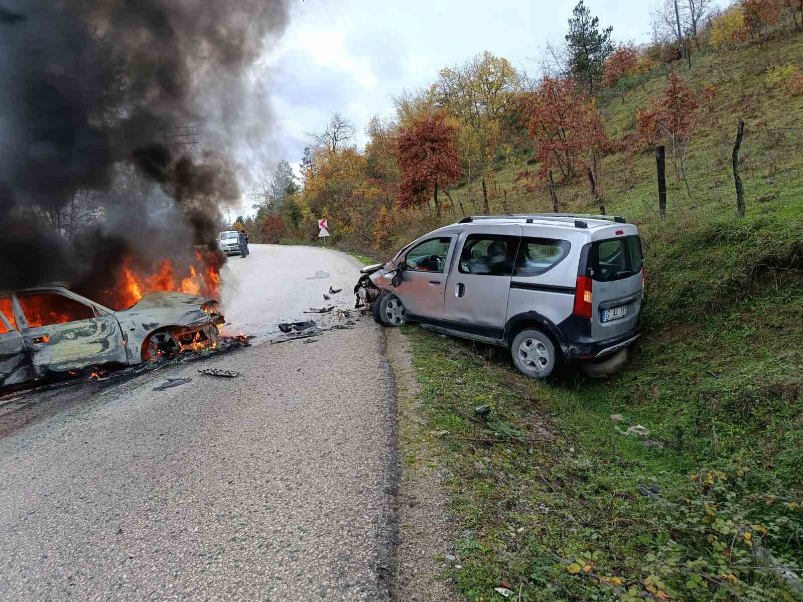 kastamonuda hafif ticari arac ile otomobil carpisti 2 yarali 0 feZcDiZC