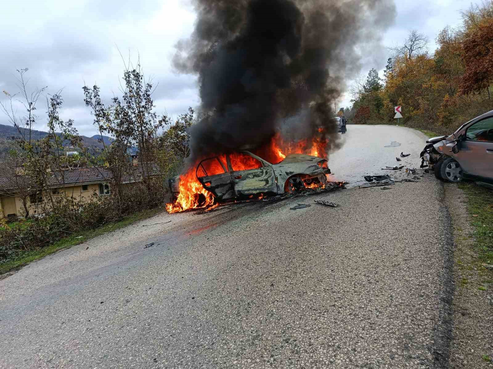 kastamonuda hafif ticari arac ile otomobil carpisti 2 yarali 1 3mG5O7jB